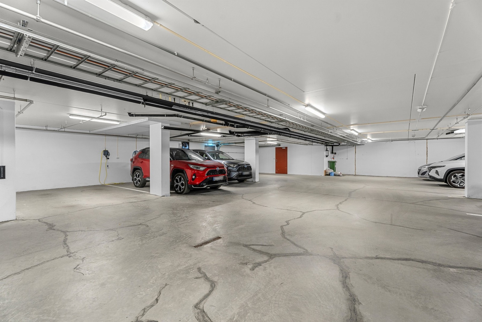 Garasjeplass med el-billader. Garasjeplassen er blant de beste parkeringsplassene med enkel adkomst til heis. Varmekabler i nedkjøring til kjeller gir frostfri adkomst vinterstid. Galleribilde