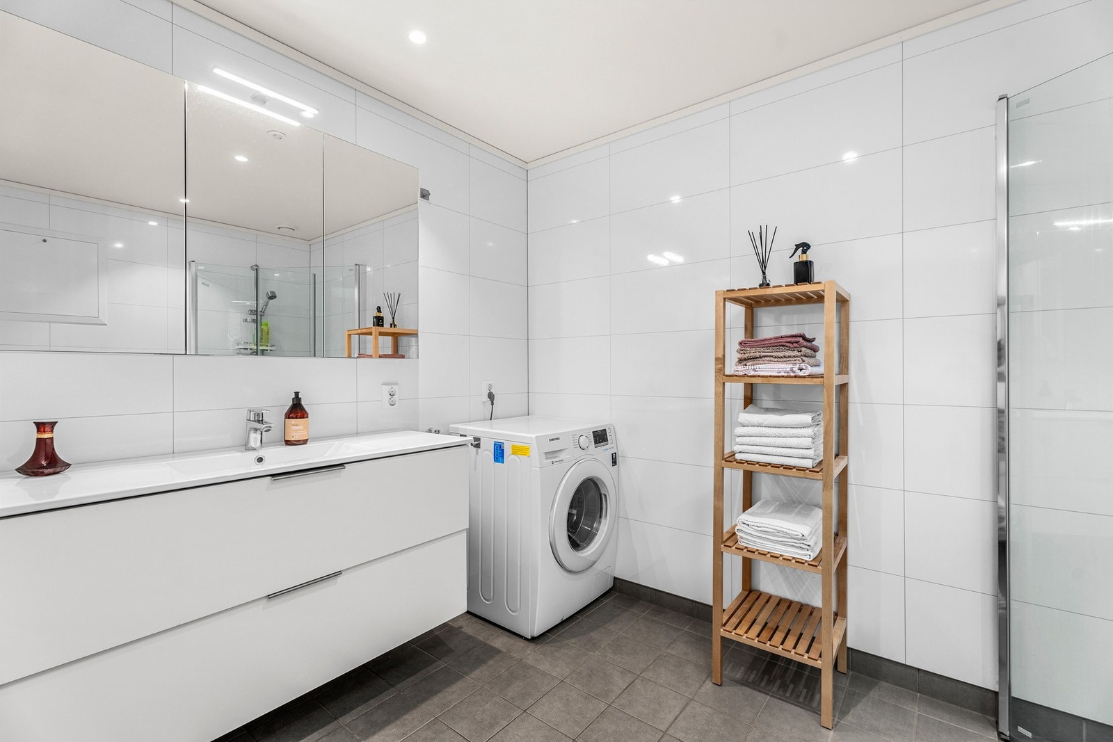 Bad i hovedetasje. Galleribilde