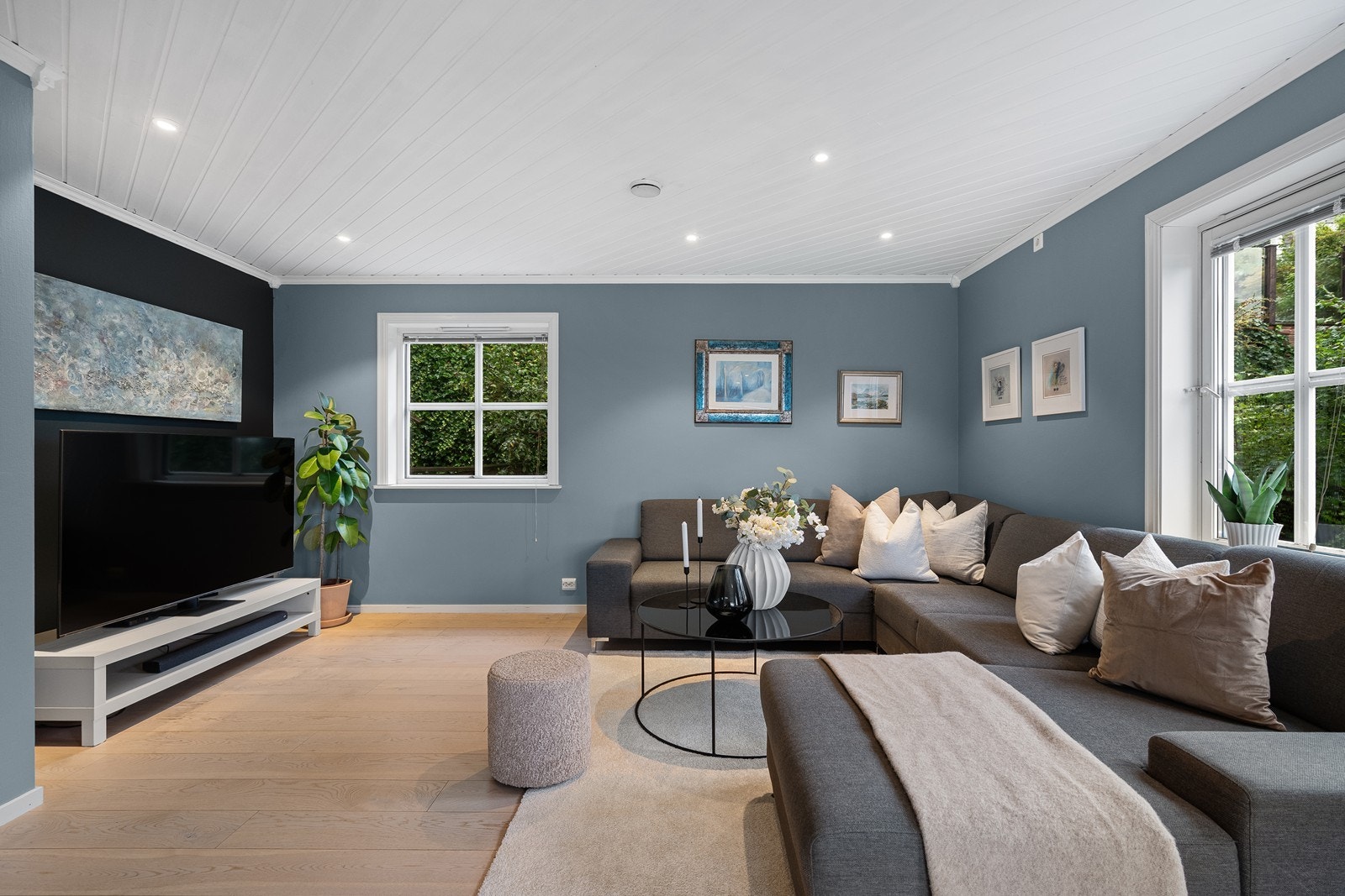 Romslig flott vinkelstue. Enstavsparkett på gulv. Vegger er malt i lun og moderne farge. Galleribilde