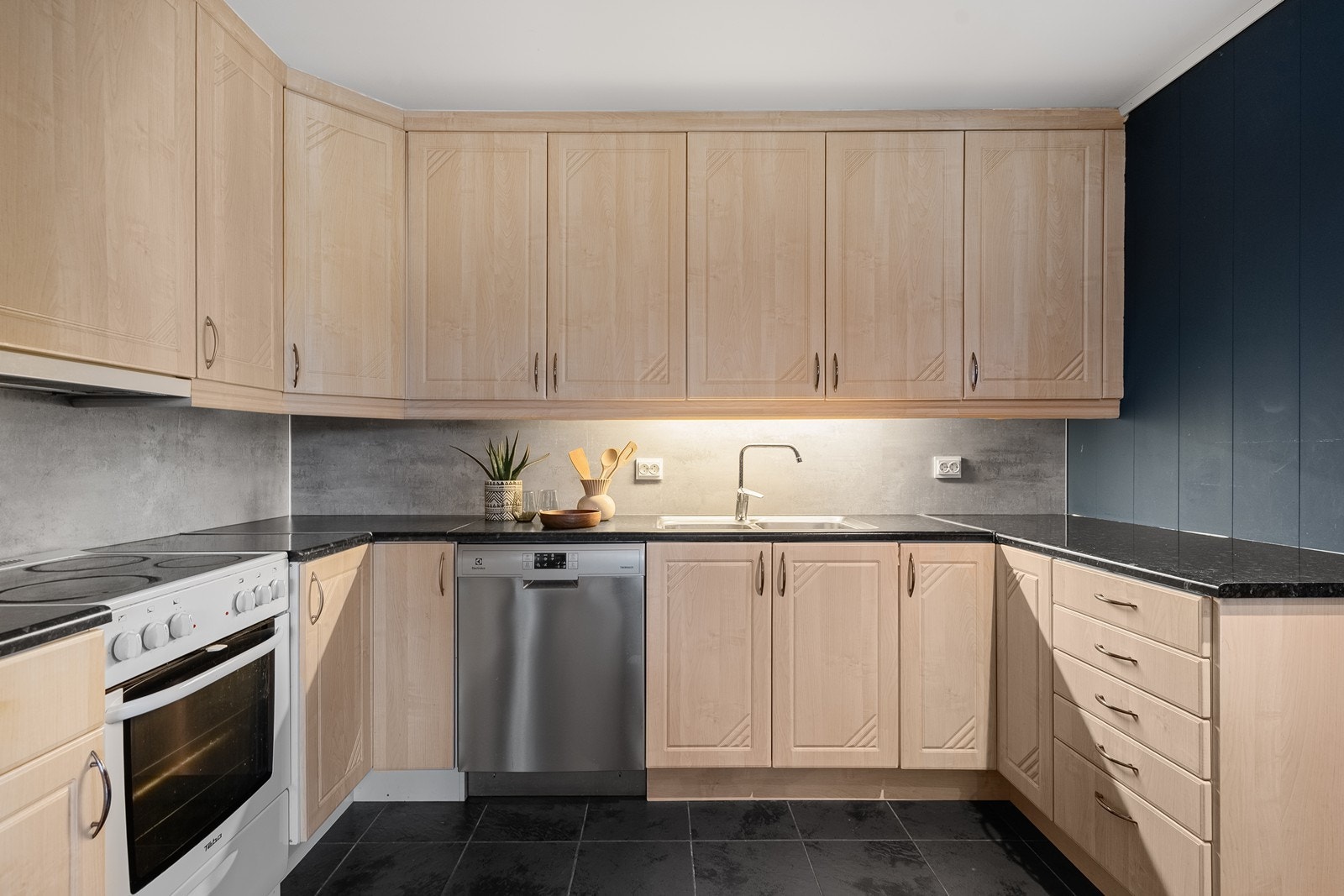 Praktisk kjøkkenløsning med god benkeplass og oppbevaring. Galleribilde