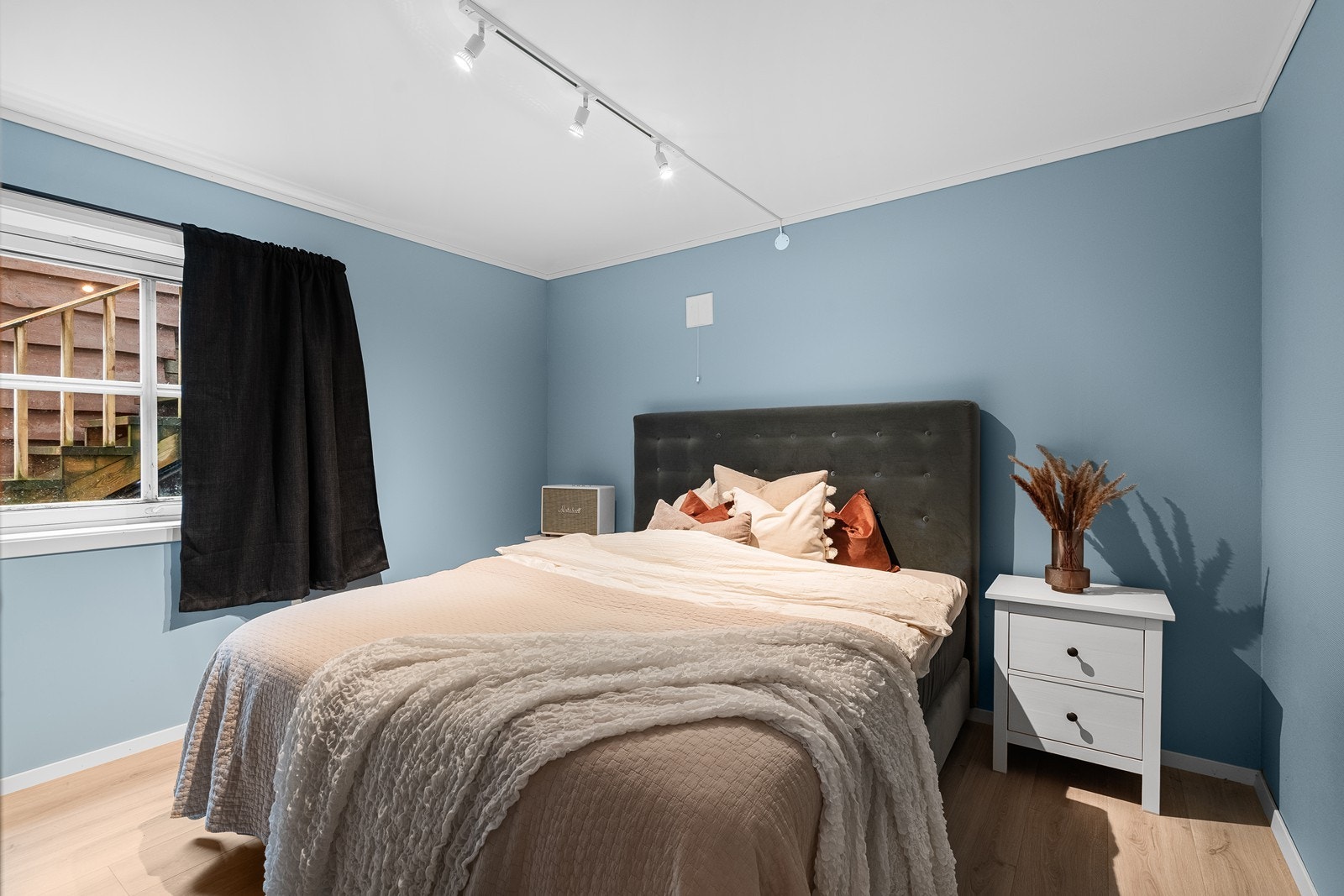 overom med lys blå farge og rolig, behagelig atmosfære. God plass til stor seng og ulike skap og hylleløsninger. Galleribilde