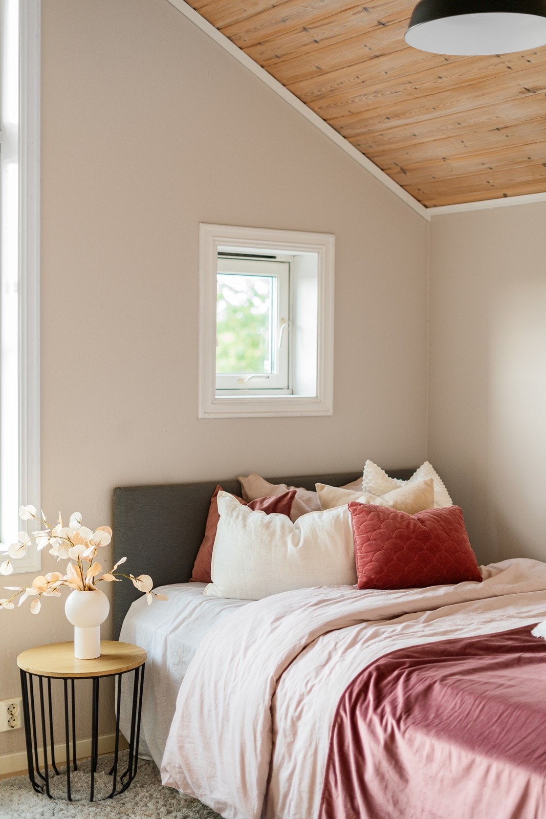 Soverom 3. Et sjarmerende rom med rolig atmosfære og plass til seng. Galleribilde