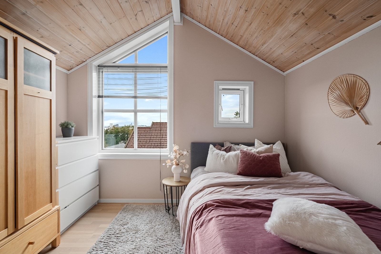 Soverom 2. Duse rosatoner med parkett på gulv og frittstående garderobe Galleribilde