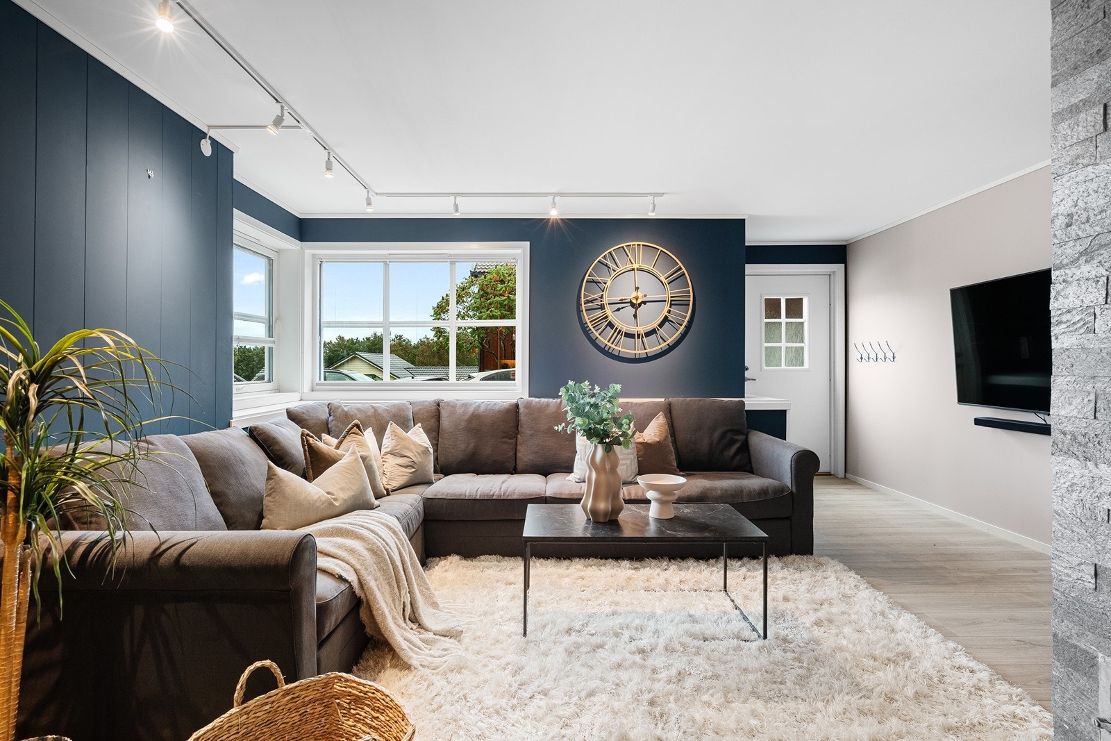 Stue med åpen løsning mot kjøkken - godt lysinnslipp gjennom store vinduer. Galleribilde