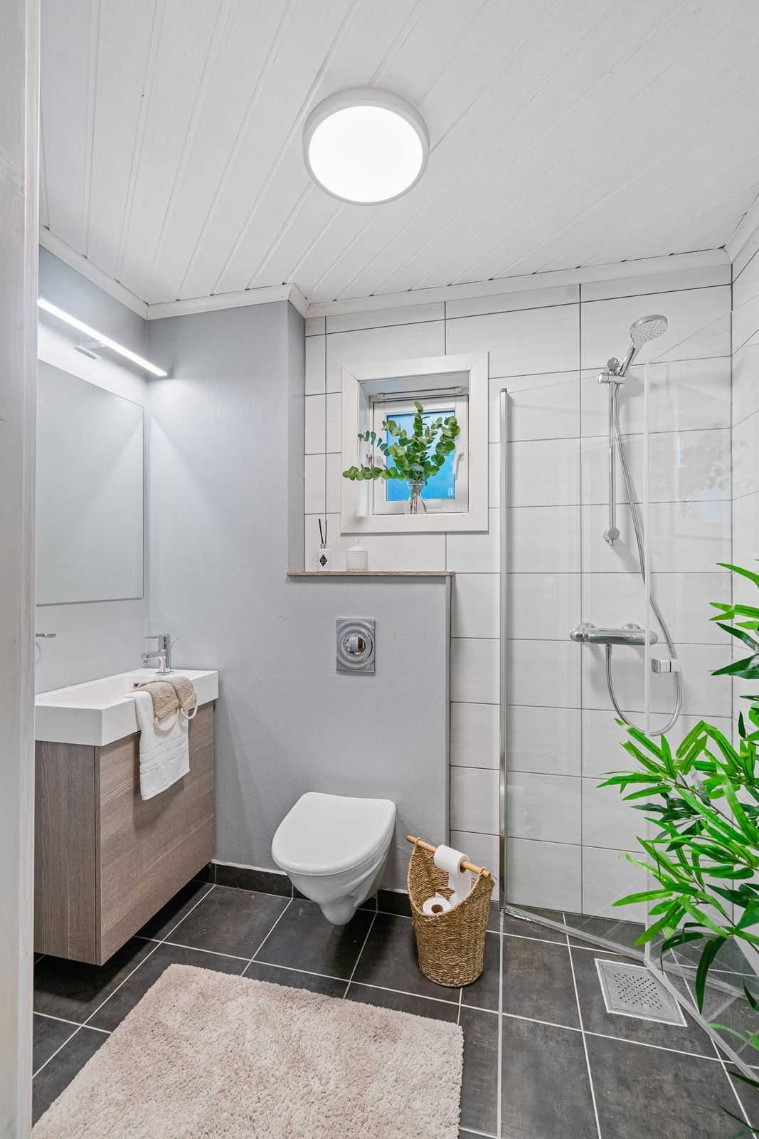 Smakfullt og praktisk baderom. Galleribilde