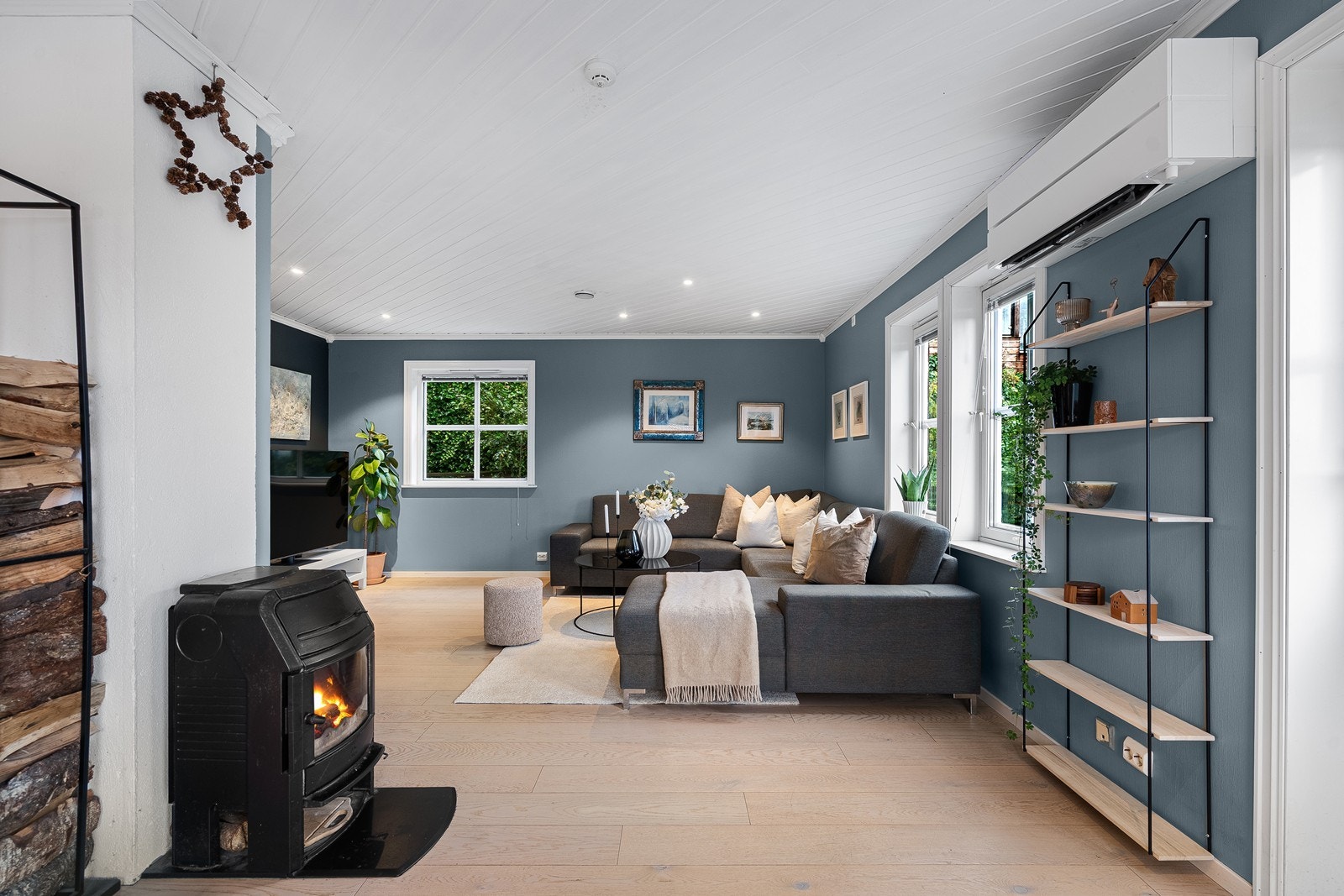 Rommet har varmepumpe og vedovn for kalde dager. Galleribilde