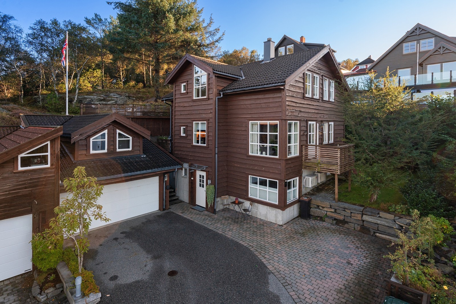 Gode parkeringsforhold i dobbel garasje samt i eget gårdsrom. Galleribilde