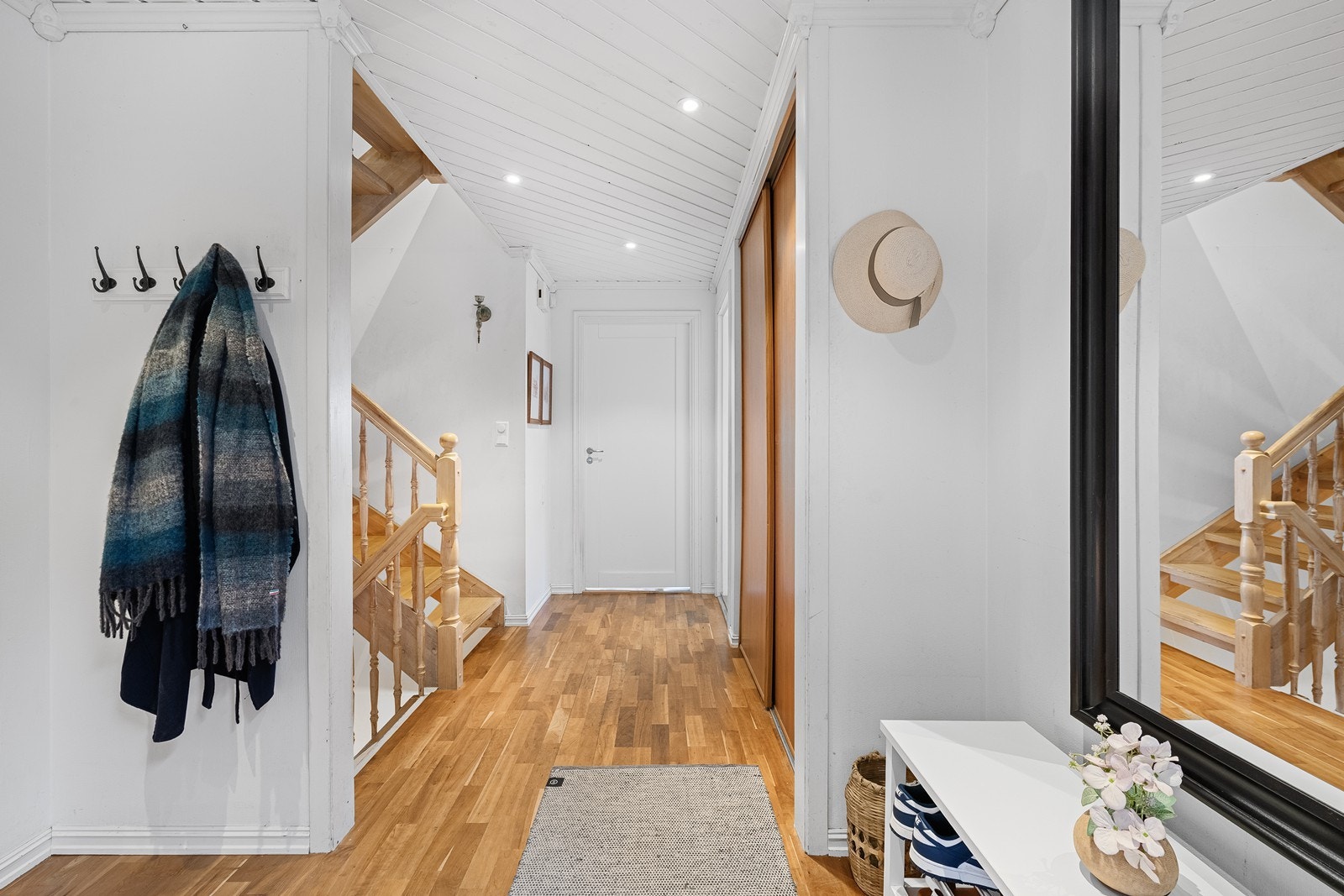 Lys og innbydende entrè med garderobeløsning. Trapp opp til 3 etg. og ned til 1 etg. Galleribilde