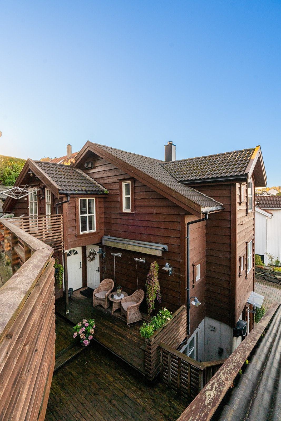 Lunt inngangsparti med terrasse og plass til å nyte en god kopp kaffe. Galleribilde
