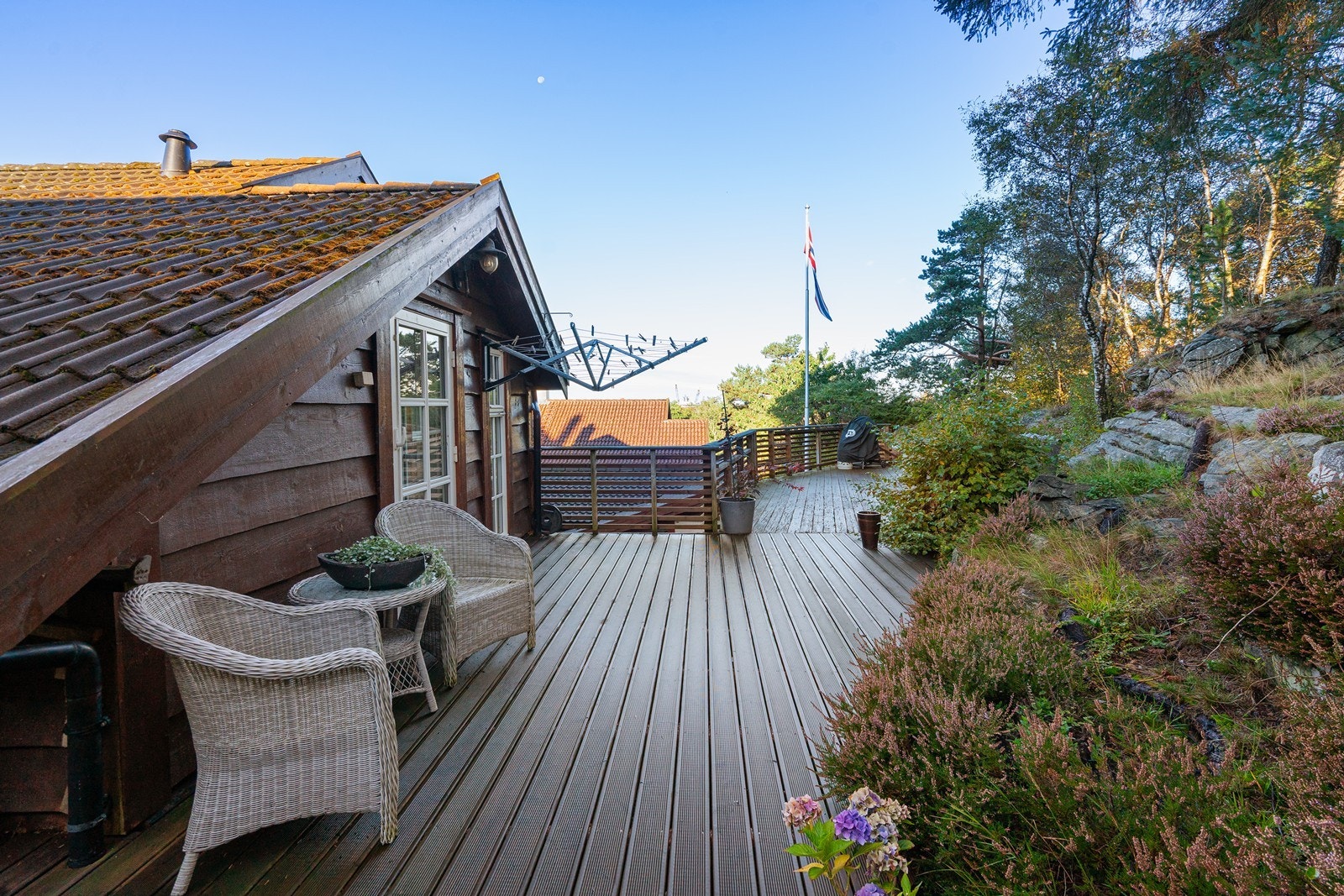 Eneboligen kombinerer komfort med fantastisk beliggenhet og utsikt. Galleribilde