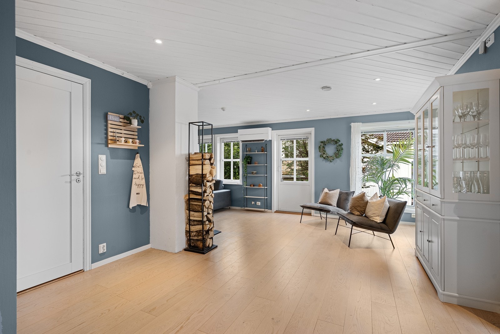 Stuen er romslig og har flere møbleringsmuligheter. Galleribilde