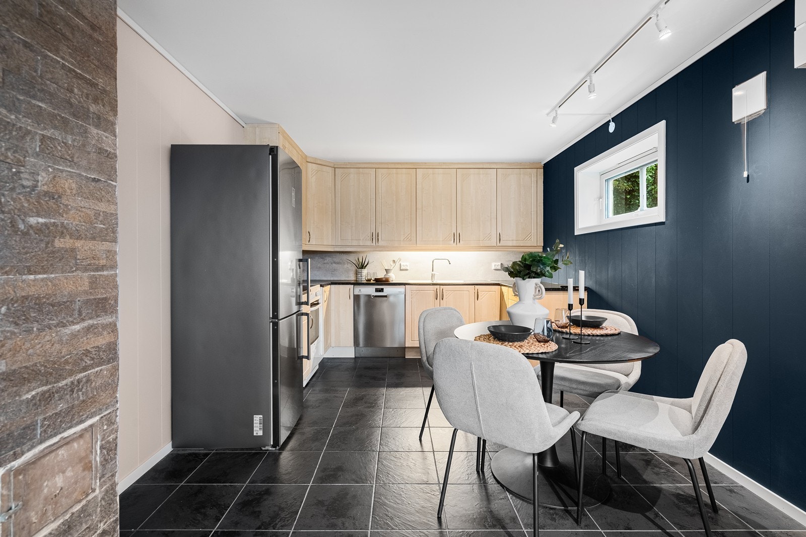 Sosialt kjøkken med rom for både matlaging og hyggelige måltider. Galleribilde