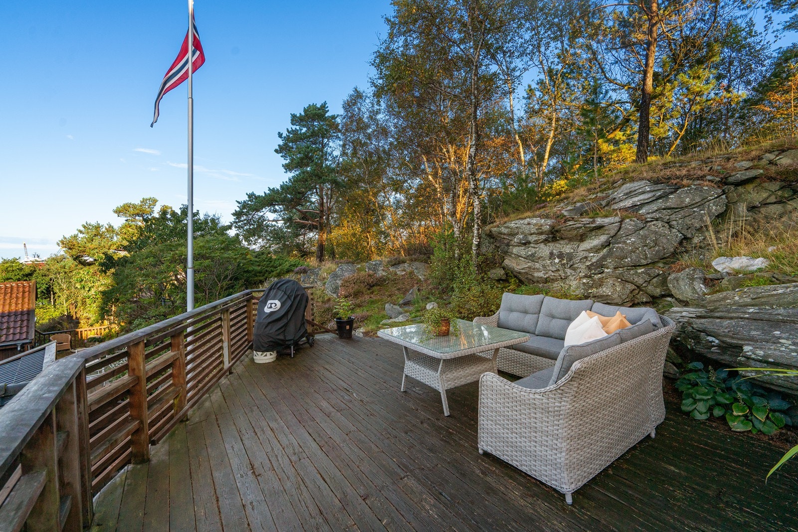 Uteområder og terrasser med direkte nærhet til fjell og vakker natur. Galleribilde