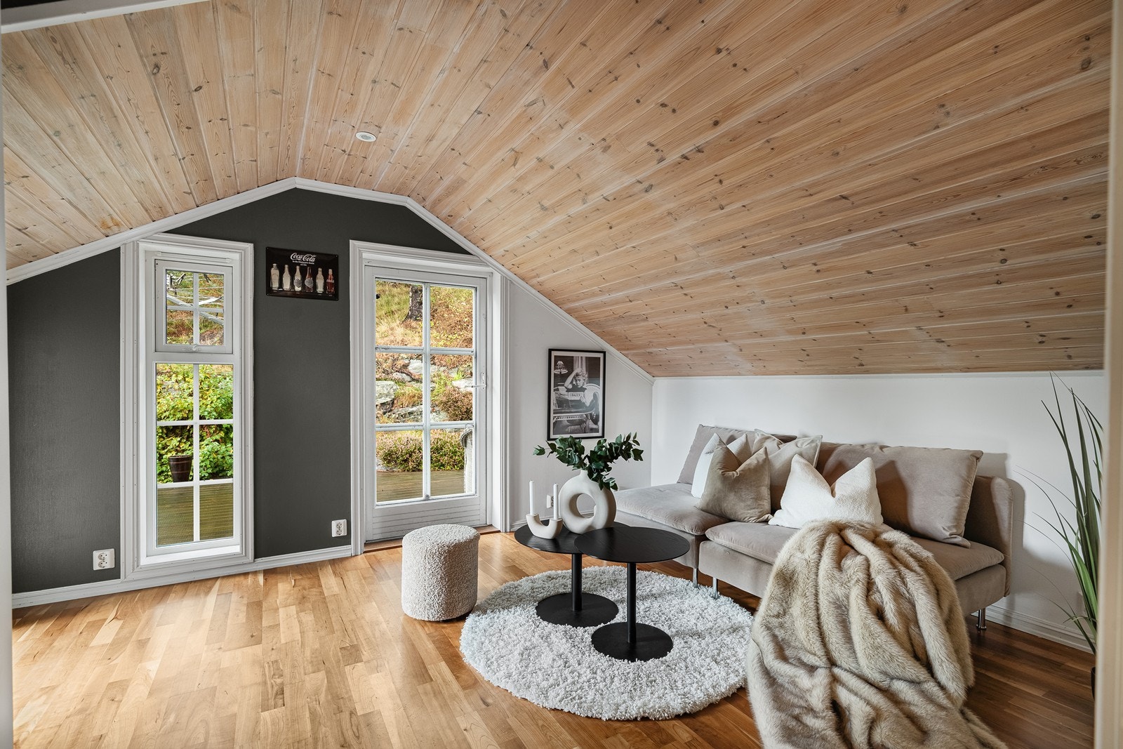 Lys loftstue ( evt. soverom) med direkte utgang til egen terrasse. Galleribilde