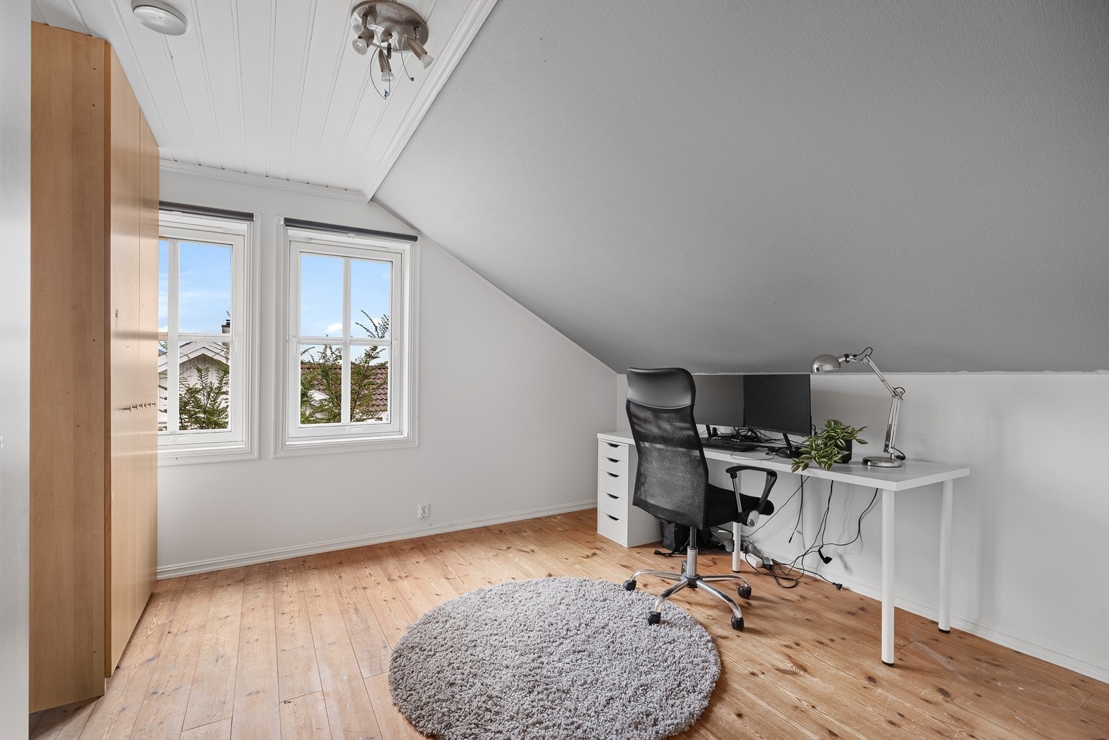 Soverom 3. Lyst og innbydende soverom med garderobe og flott tregulv. God plass til skrivepult - perfekt til studier eller hjemmekontontor. Galleribilde