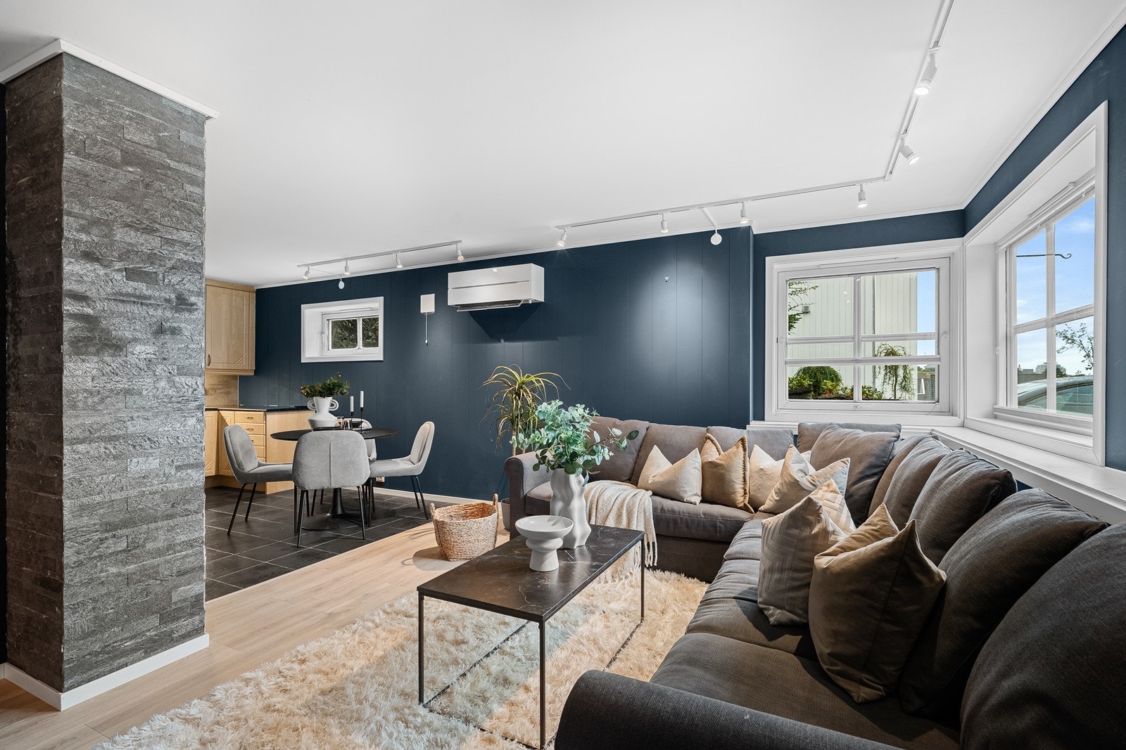 Mørk blå vegger kombinert med kontrastvegg gir en stilfull atmosfære. Galleribilde