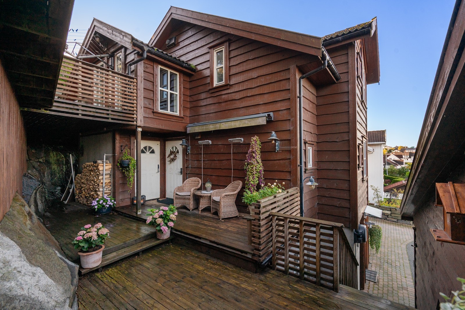 Velkommen inn!
Terrasse ved inngangsparti hovedetasje. Galleribilde