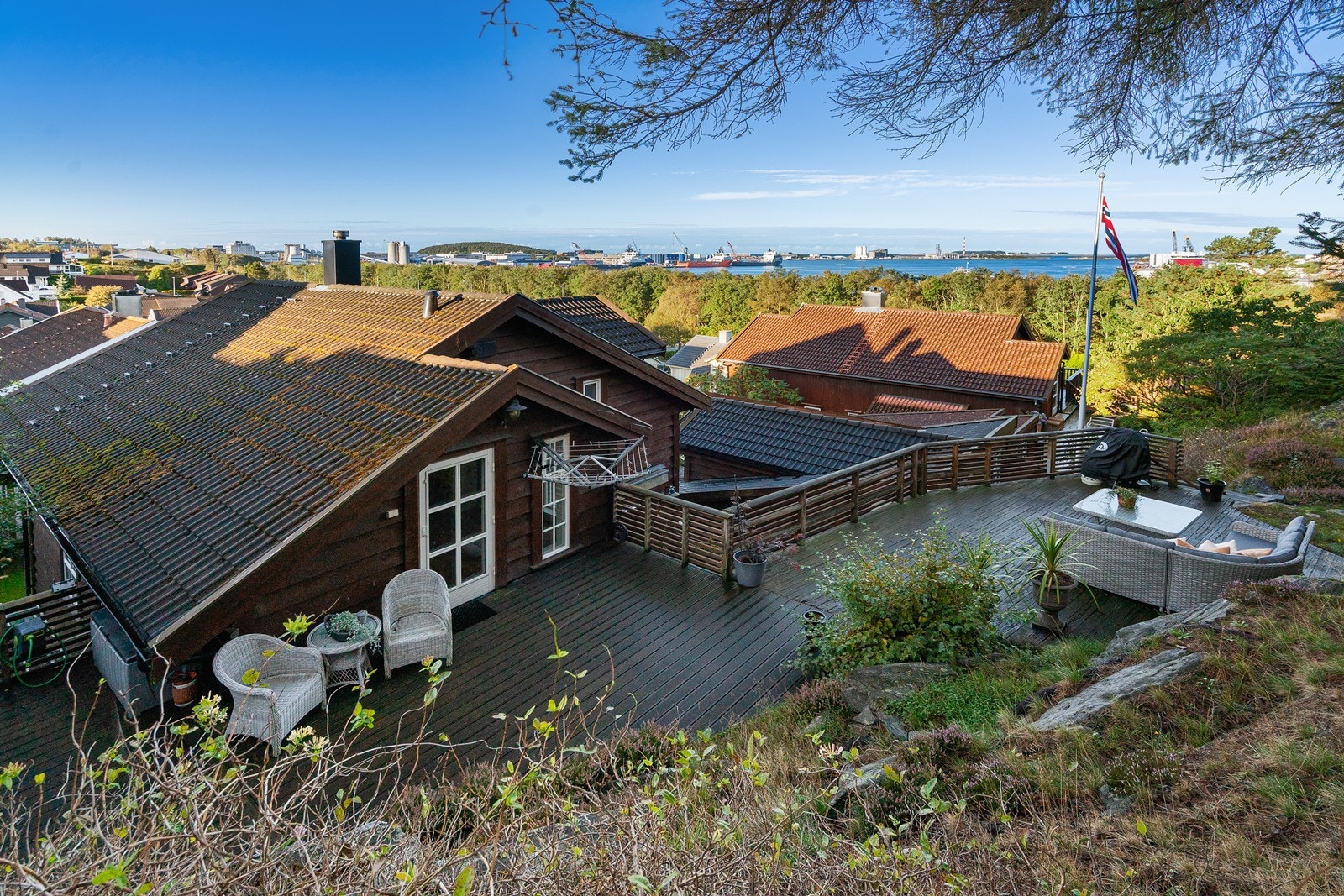 Terrasse på øverste plan har gode solforhold og utsikt til sjøen. Galleribilde