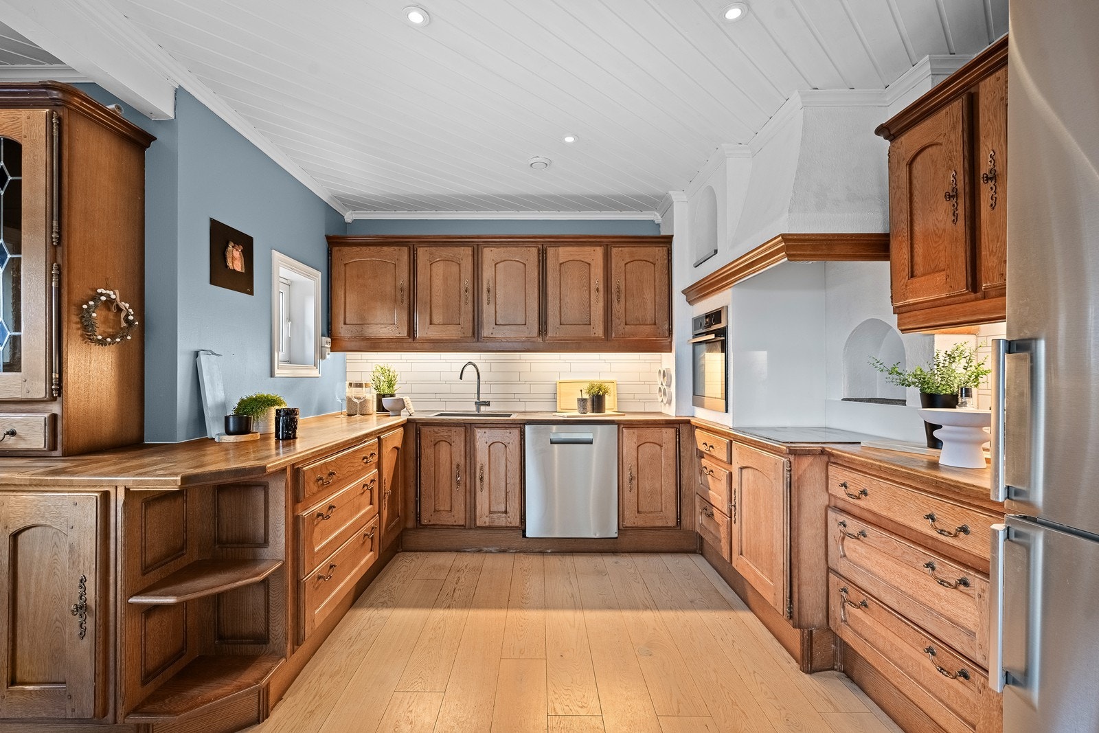 Gjennomtenkt design med mye skapplass og store arbeidsflater. Galleribilde