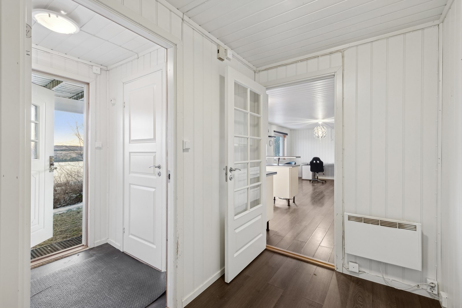 Boligen er etablert med en egen hybelleilighet som inneholder entré, bod, stue, kjøkken, gang, soverom, bad, vaskerom, bod. Galleribilde