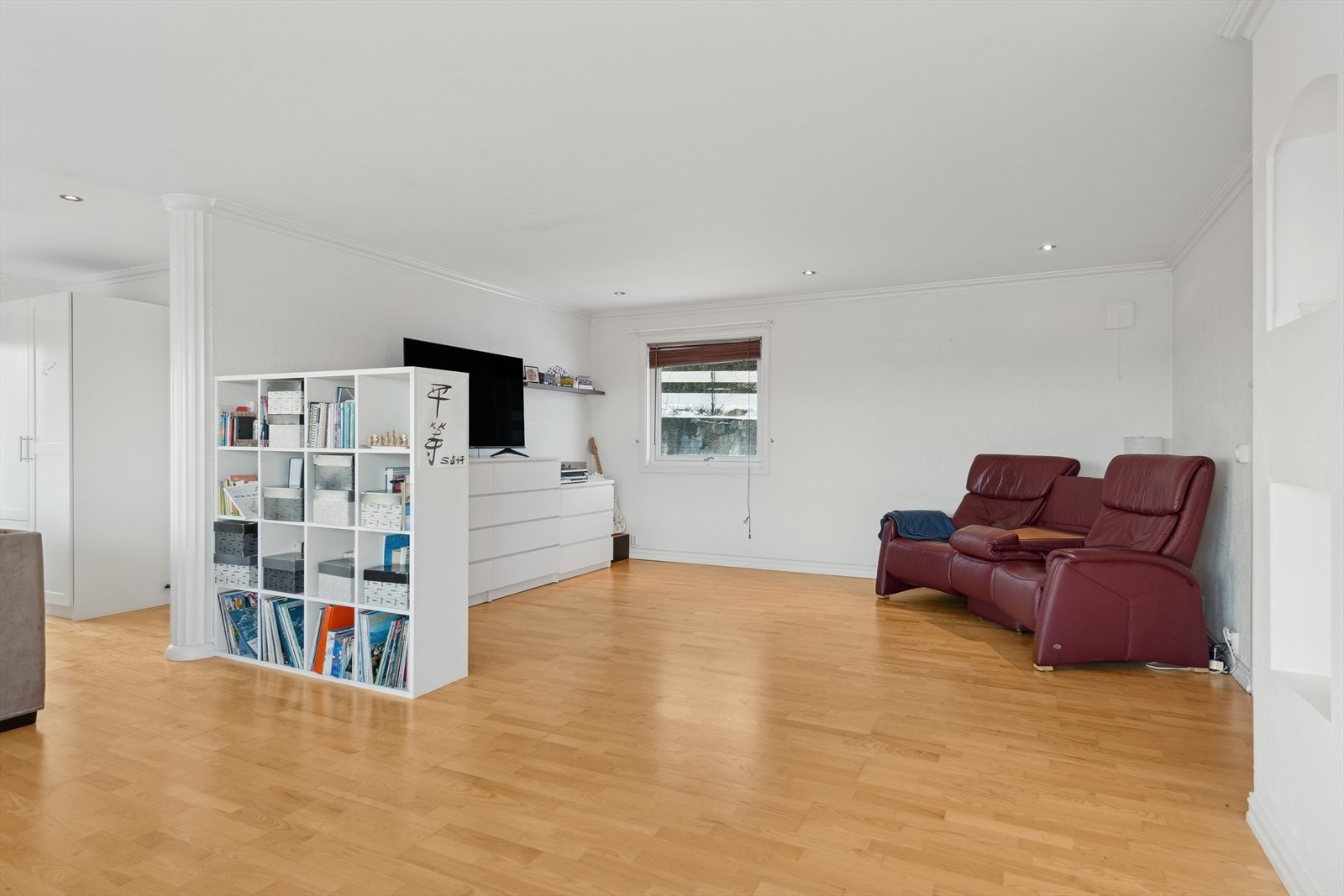 Det er god plass til å innrede med det man måtte ønske i stuen. Galleribilde