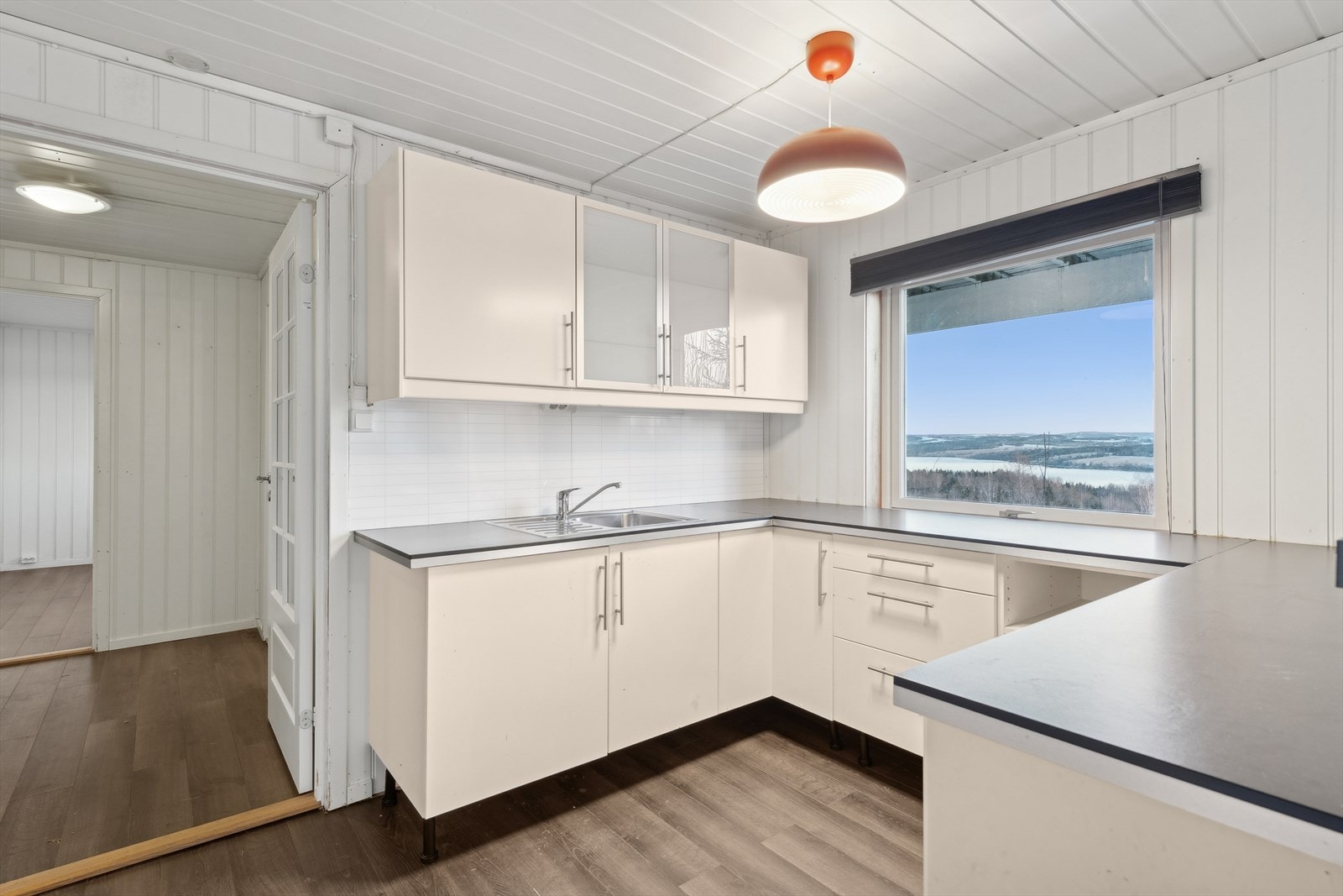 Kjøkkenet gir rikelig med benkeplass, samt øy med mulighet for spiseplass. Galleribilde