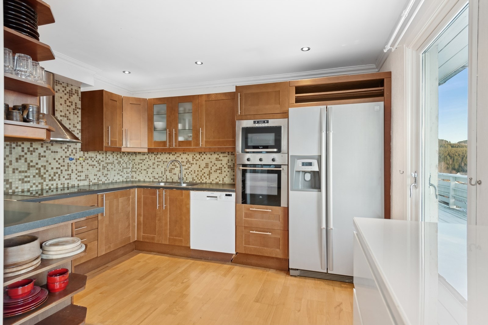 Innredningen består av både over- og underskap. Fra tidligere salg av boligen opplyses det om at det er etablert ny kjøkkeninnredning fra 2005. Galleribilde