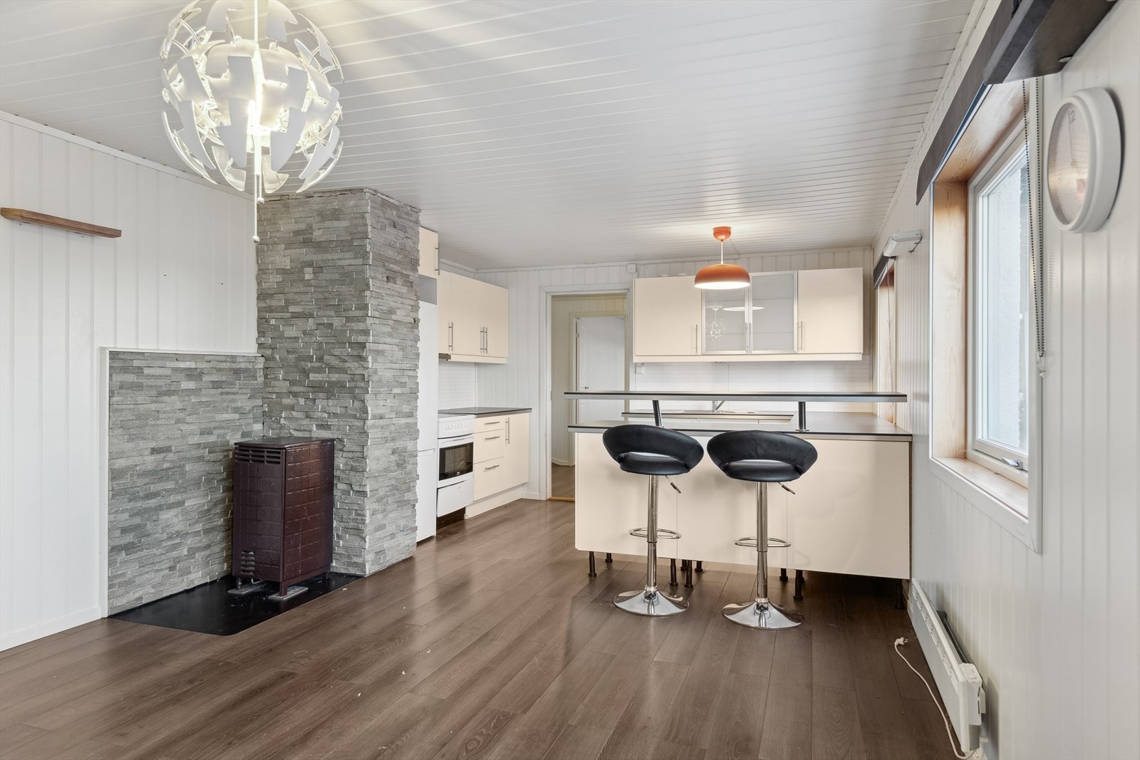 Kjøkkeninnredning i hybelleiligheten består av glatte, laminerte skrog og benkeplate i laminat. Galleribilde