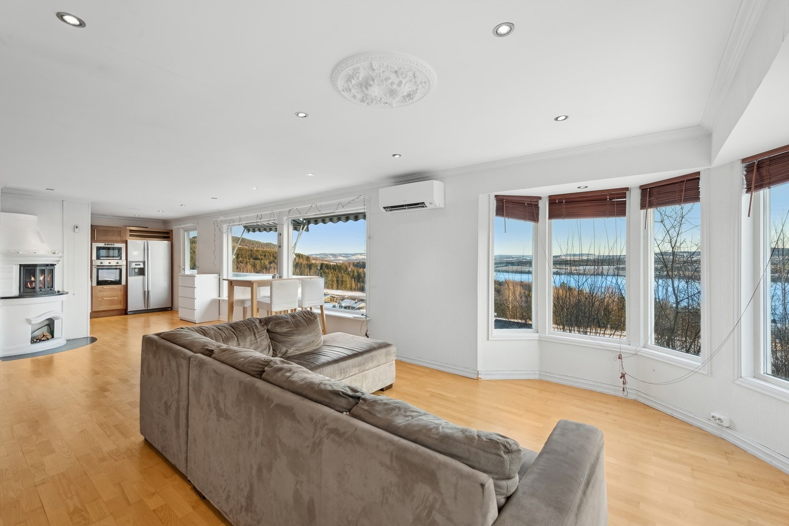 I boligens hovedetasje finnes en stue av god størrelse med flere store vindusflater. Galleribilde