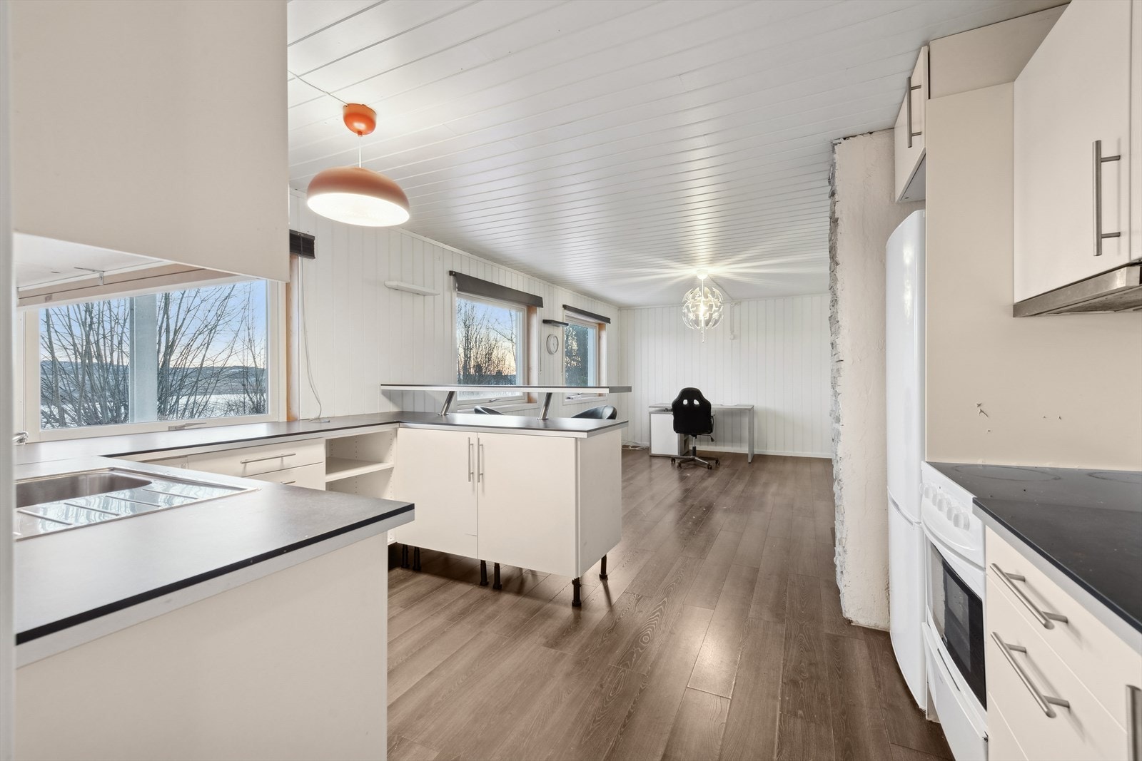 Innredningen består av underskap, samt noe overskap. Galleribilde