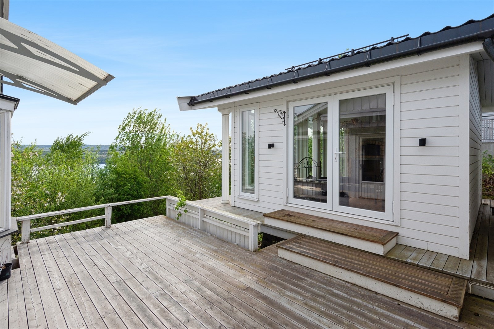 Boligen har flere flotte plasser å oppholde seg utendørs på fine dager. Galleribilde