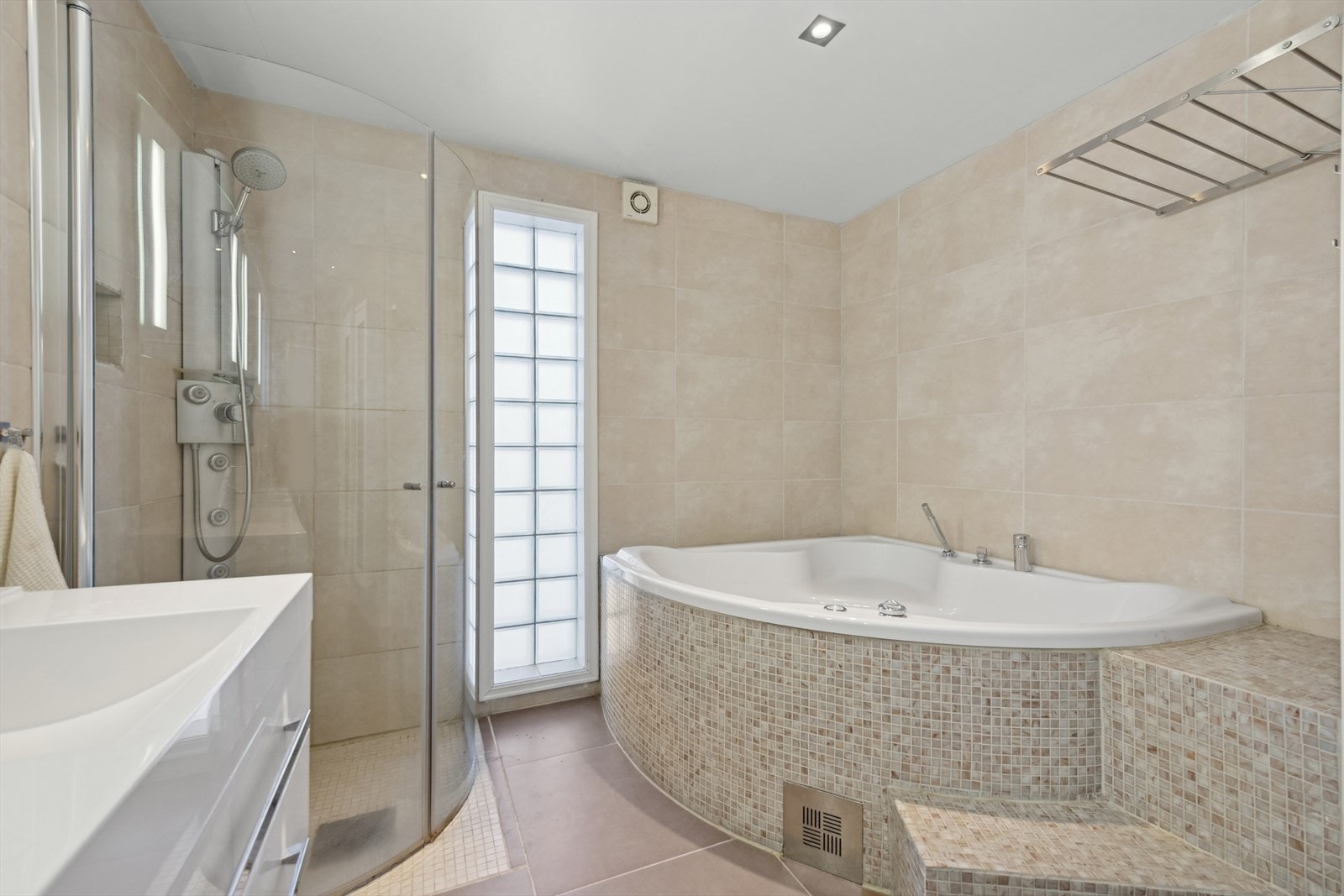 Innredningen består av to speil med belysning, dobbelservant med skuffeseksjon, dusjhjørne, veggmontert toalett, bide og boblekar. Galleribilde