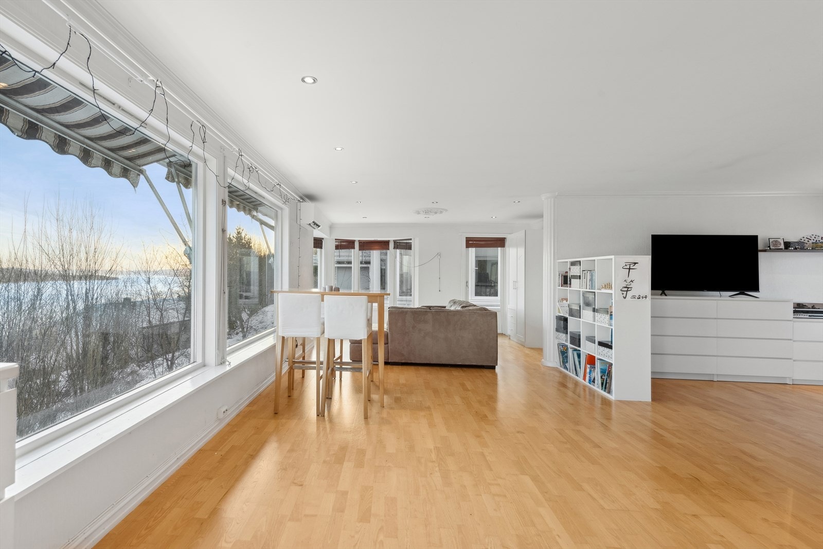 Her får man rikelig med naturlig lys og en fantastisk utsikt fra de herlige vindusflatene. Galleribilde