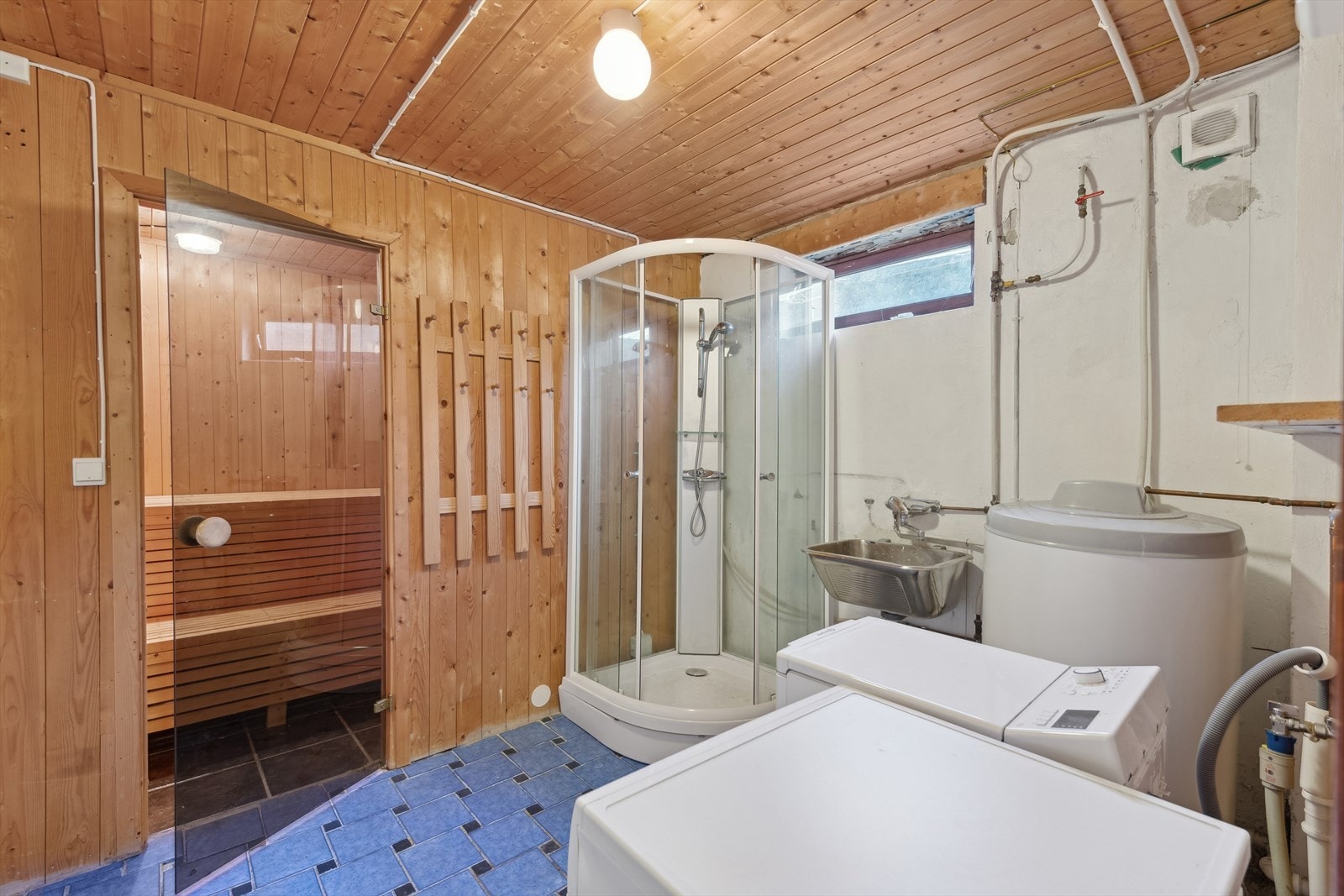 I hoveddelens underetasje finnes et vaskerom med badstue. Galleribilde