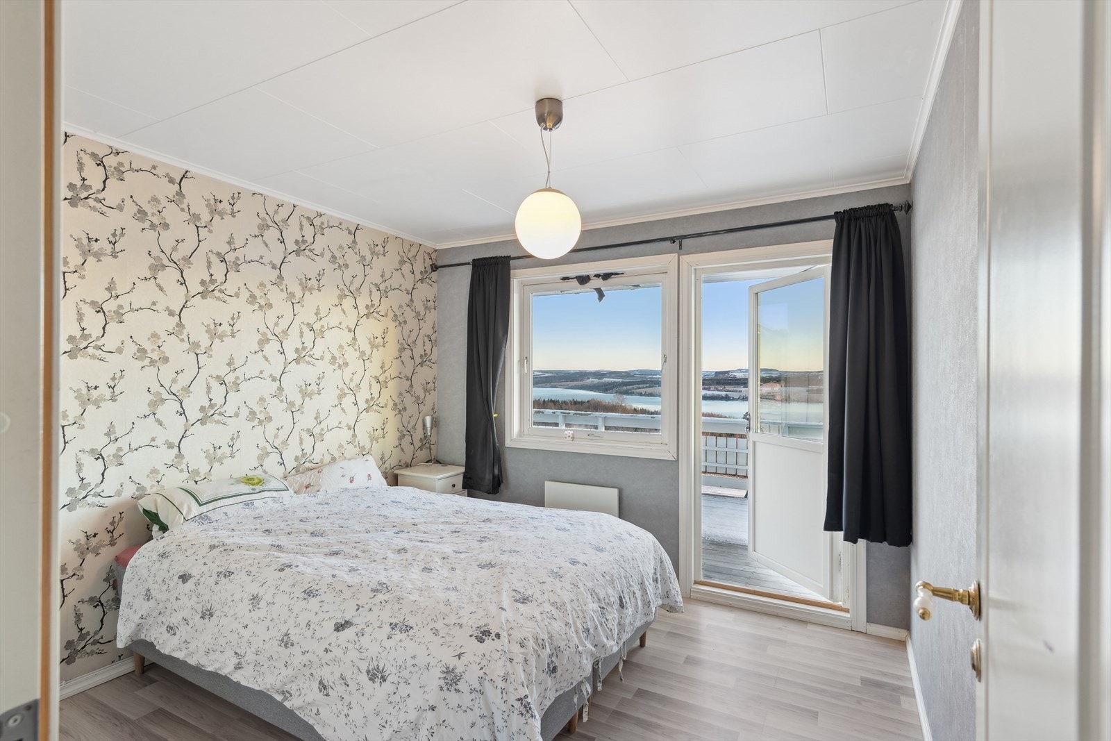 Hovedsoverommet er av god størrelse med innebygget skyvedørsgarderobe og direkte utgang til en stor balkong. Galleribilde