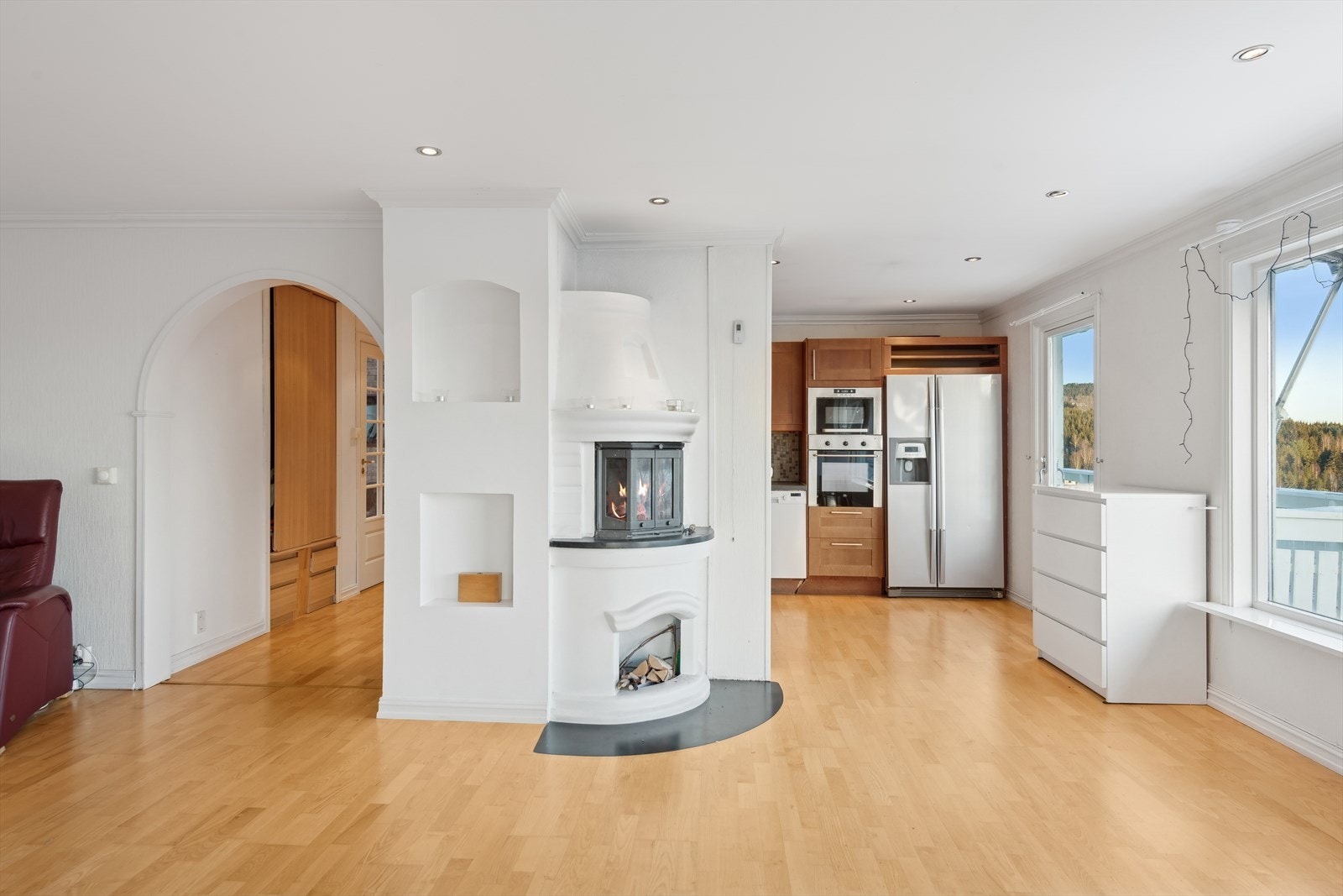 I stuen er det også montert vedovn, samt varmepumpe. Galleribilde