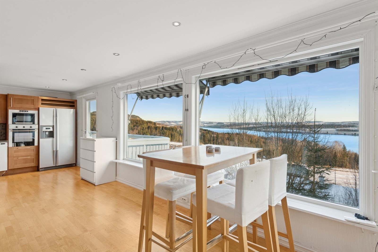 Her er det plass til både sofagruppe, spiseplass og eventuelle andre sittegrupper. Galleribilde