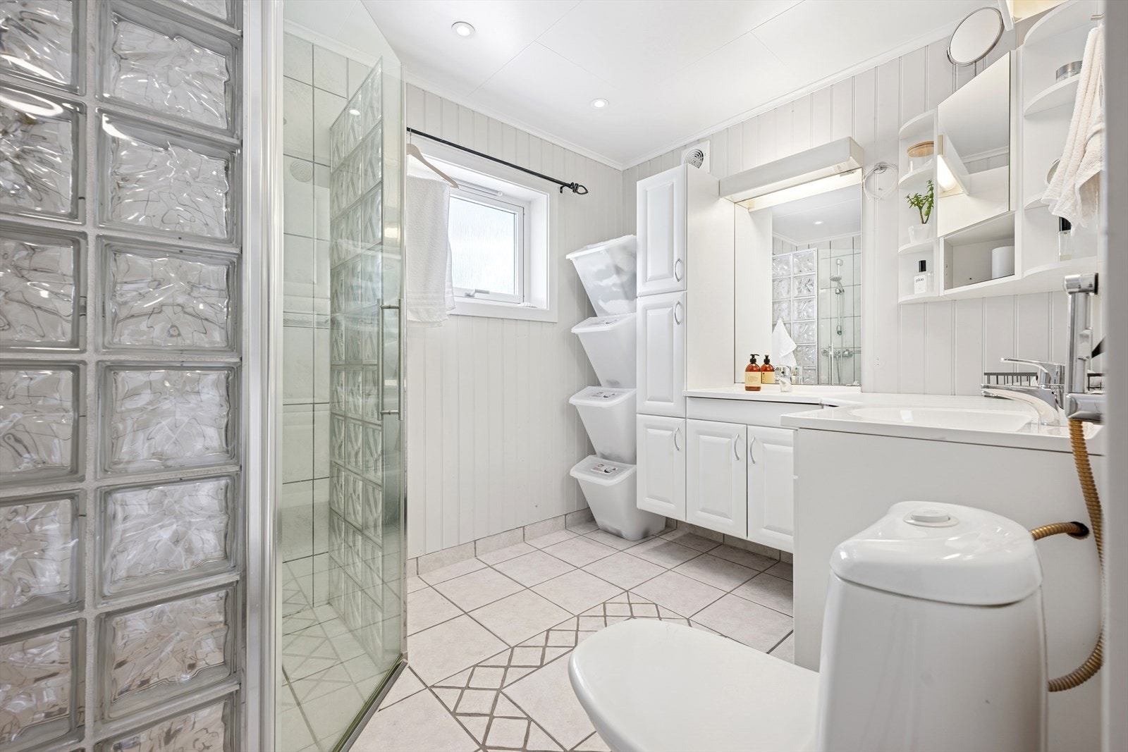 Badet er utført med flislagt gulv og vegger i dusjnisje. Galleribilde