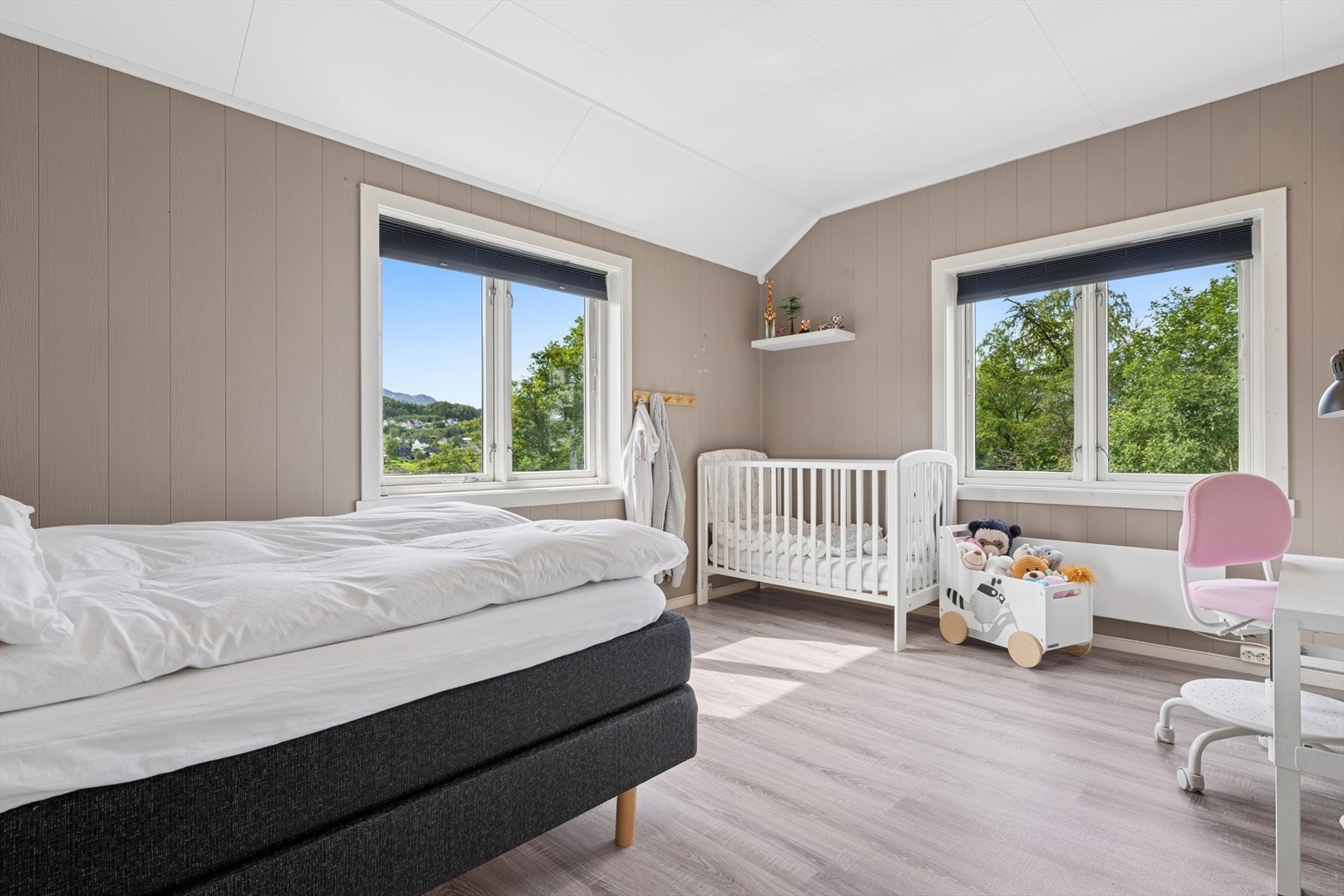 Soverommene i 2. etasje er av god størrelse med plass til seng, garderobe og annet ønsket møblement. Galleribilde