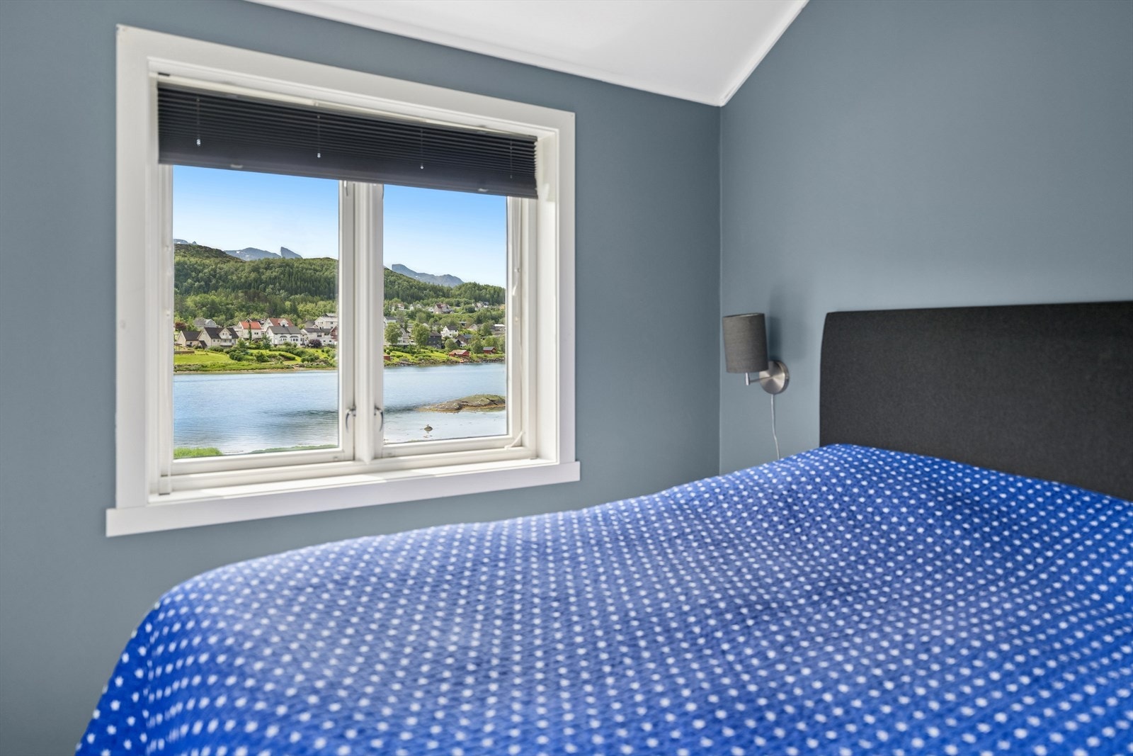 Soverommene i 2. etasje er av god størrelse med plass til seng, garderobe og annet ønsket møblement. Galleribilde