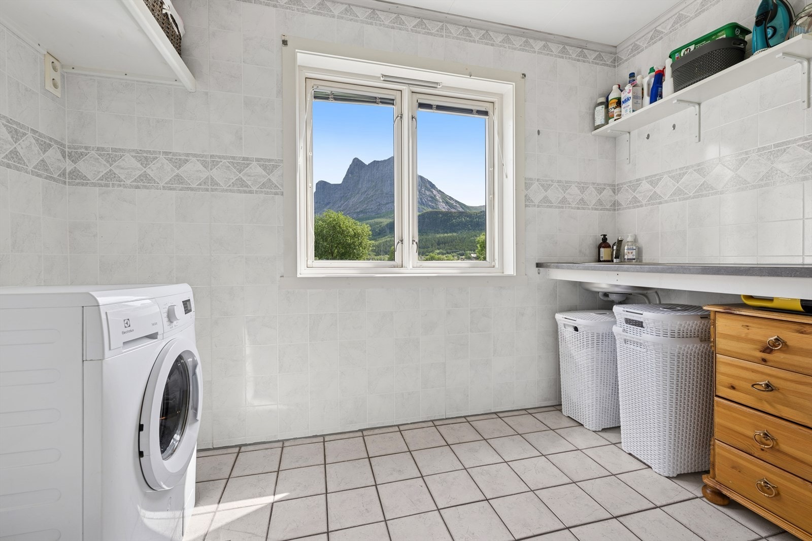 Vaskerommet er utført med praktisk innredning og gulvstående toalett. Galleribilde