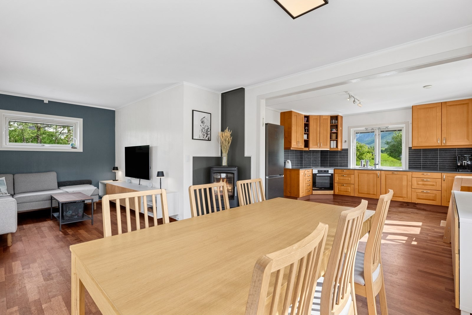 Stuen er romslig og har en møbleringsvennlig utforming, her har du praktisk plass til sofakroken og spisegruppe. Galleribilde