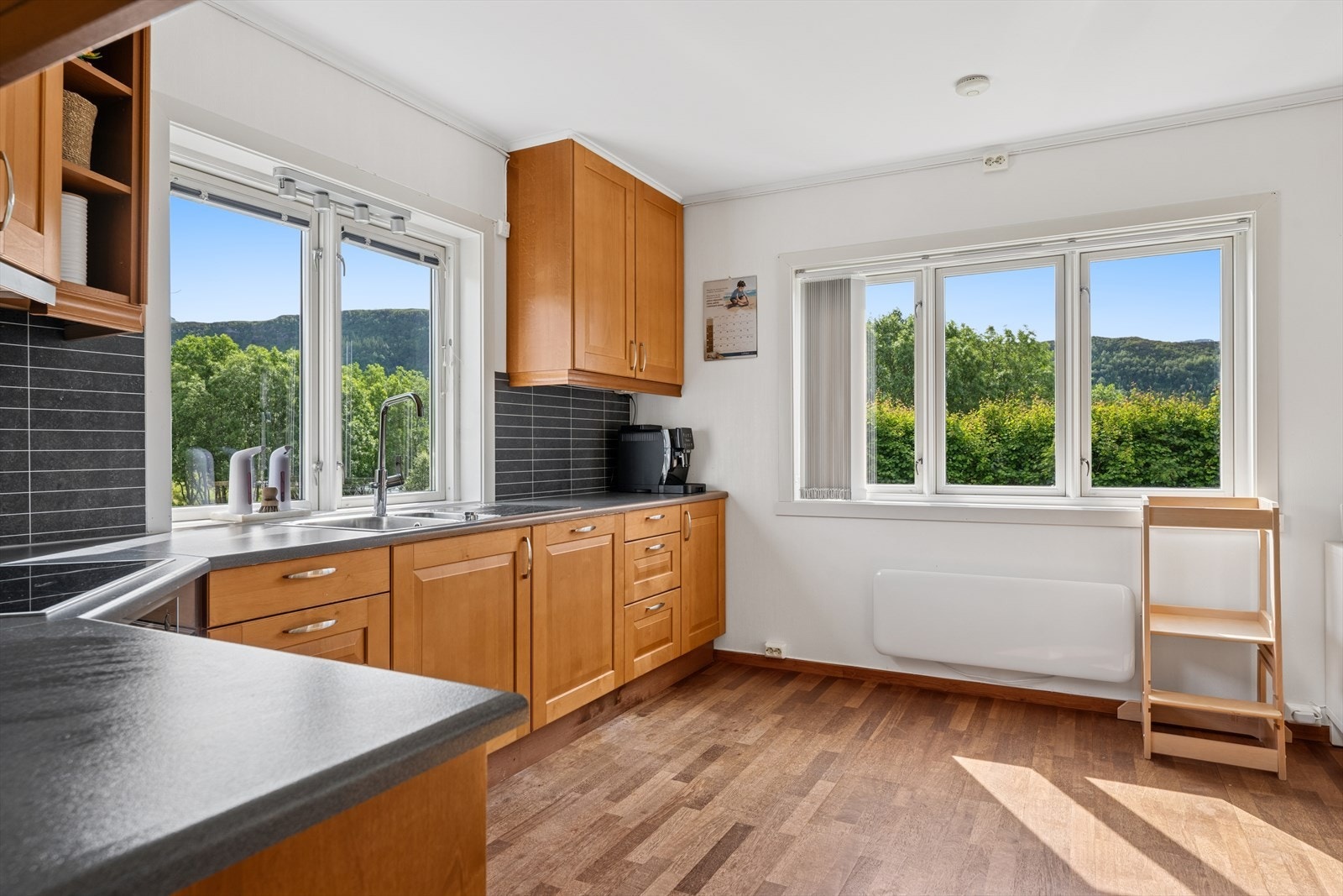 Av hvitevarer er det induksjonstopp, stekeovn, oppvaskmaskin og frittstående kjøleskap. Galleribilde