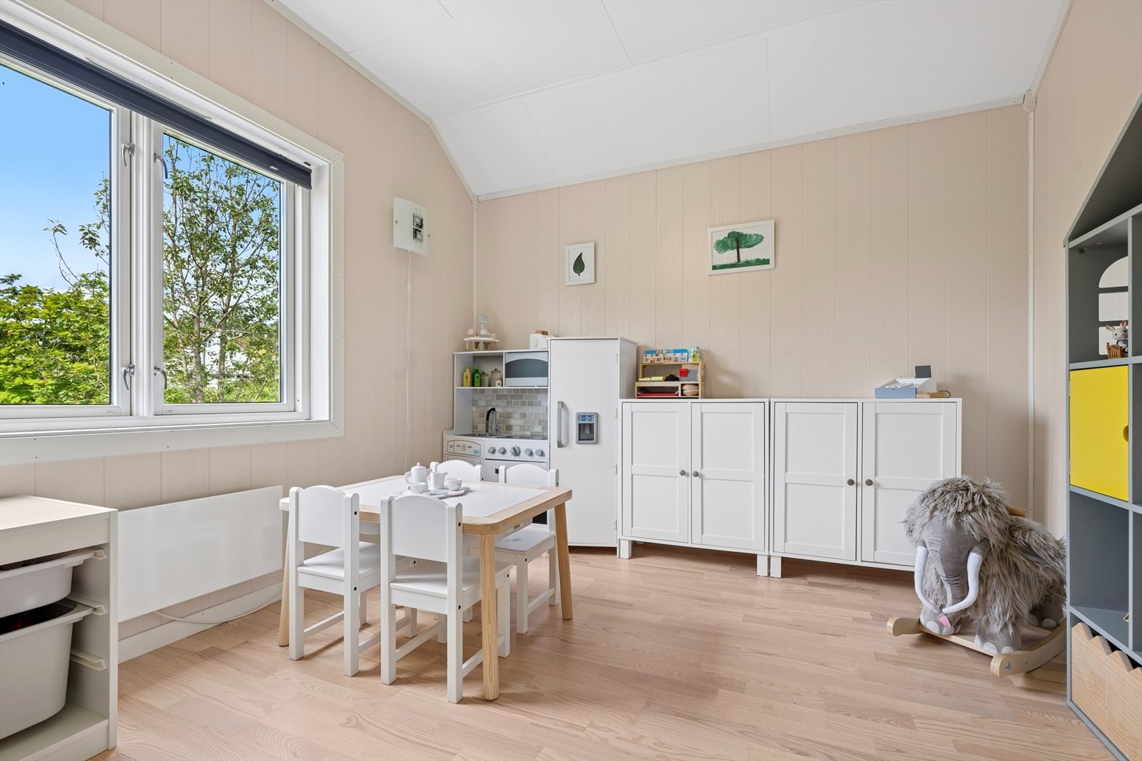 Soverommene i 2. etasje er av god størrelse med plass til seng, garderobe og annet ønsket møblement. Galleribilde