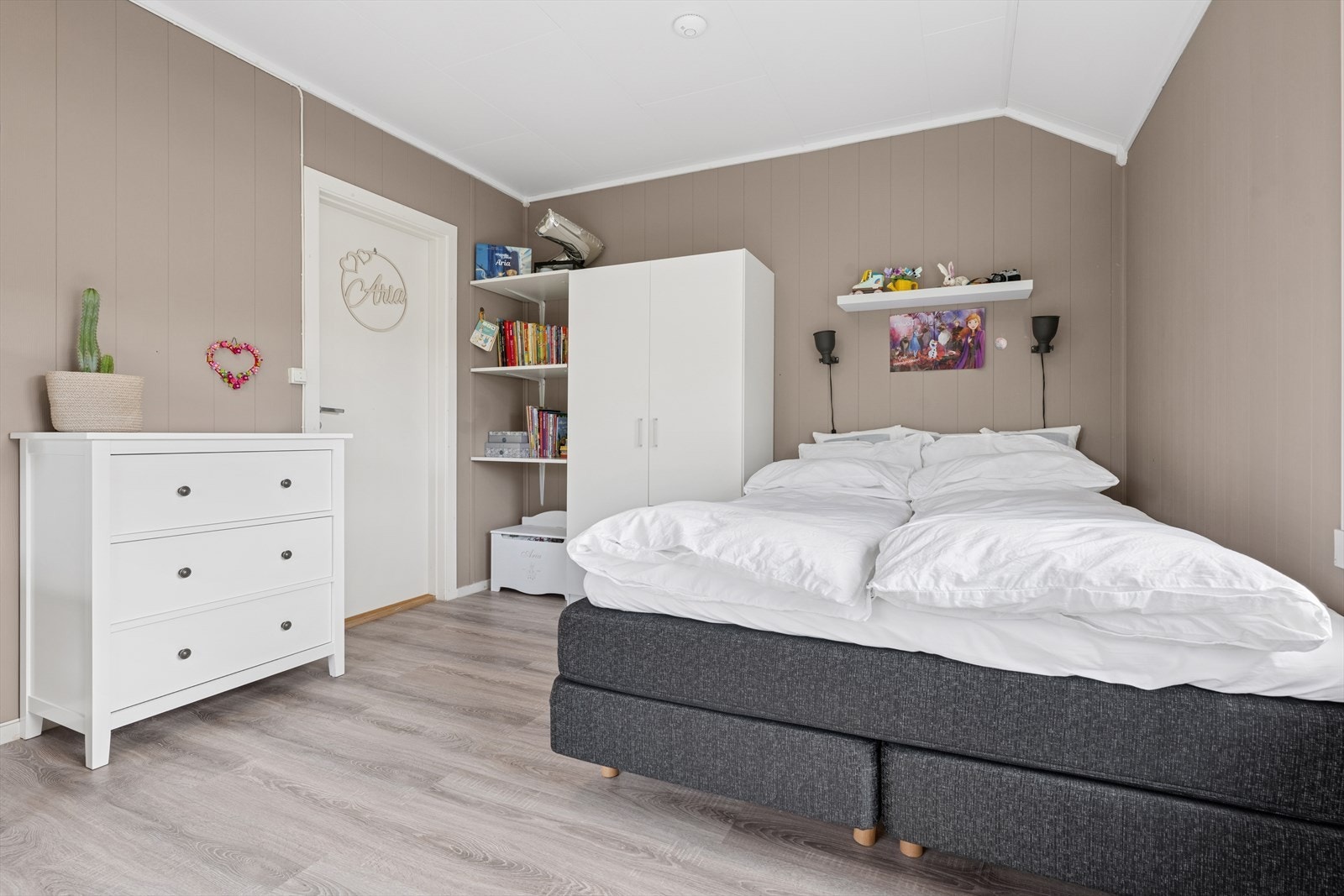 Soverommene i 2. etasje er av god størrelse med plass til seng, garderobe og annet ønsket møblement. Galleribilde