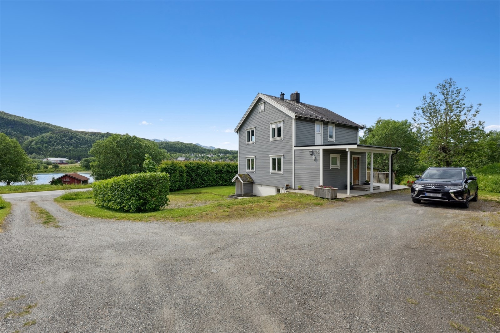 Stor innkjørsel med god plass til flere biler Galleribilde