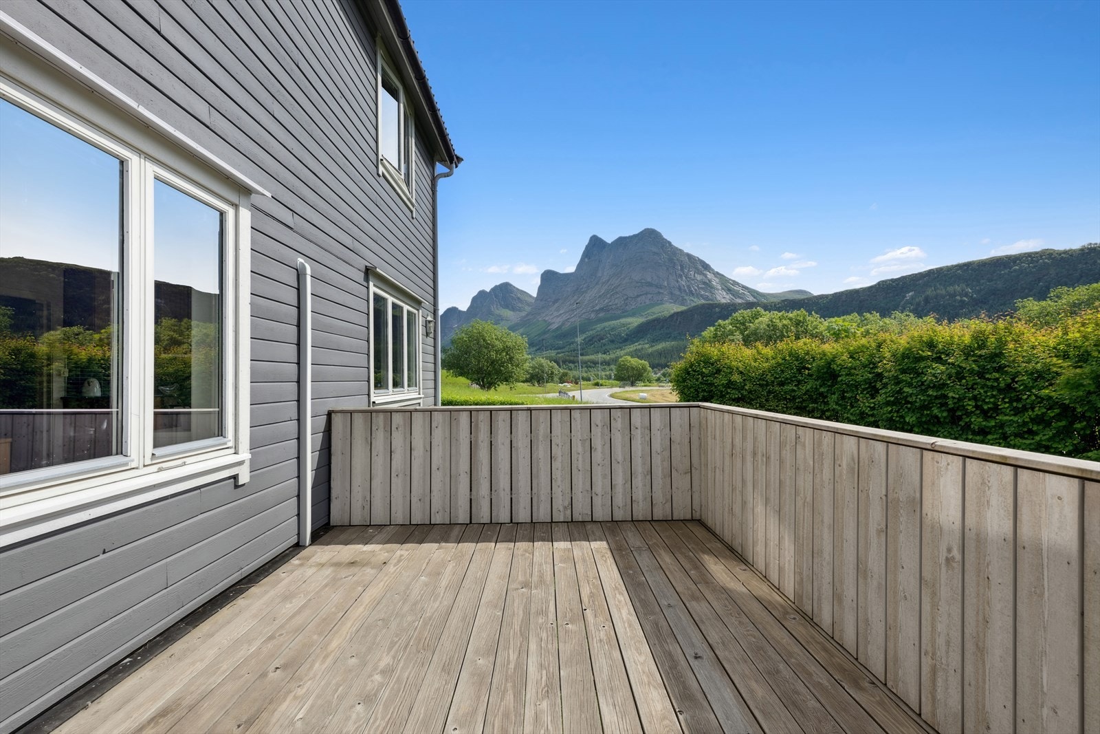 Romslig veranda som utnytter utsikten og solforholdene godt Galleribilde