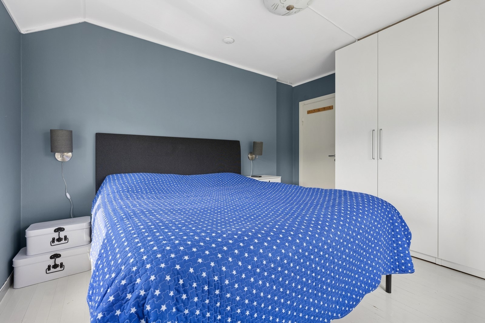 Soverommene i 2. etasje er av god størrelse med plass til seng, garderobe og annet ønsket møblement. Galleribilde