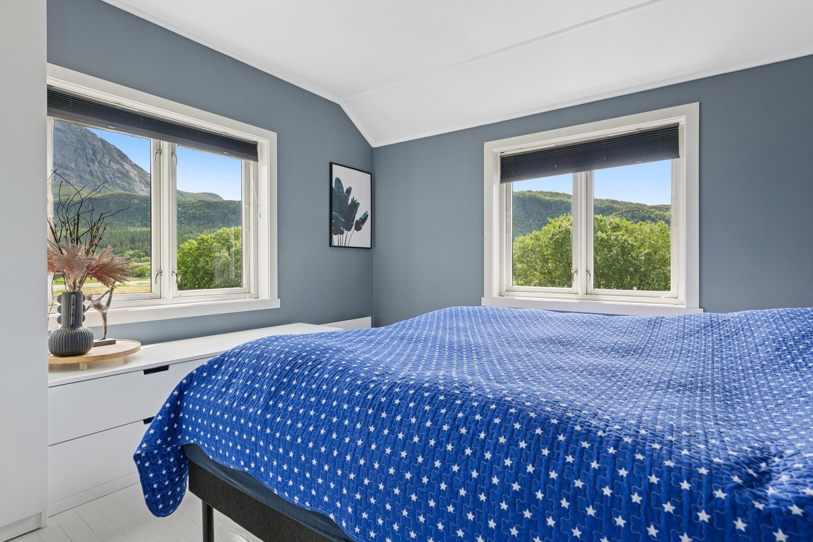 Soverommene i 2. etasje er av god størrelse med plass til seng, garderobe og annet ønsket møblement. Galleribilde