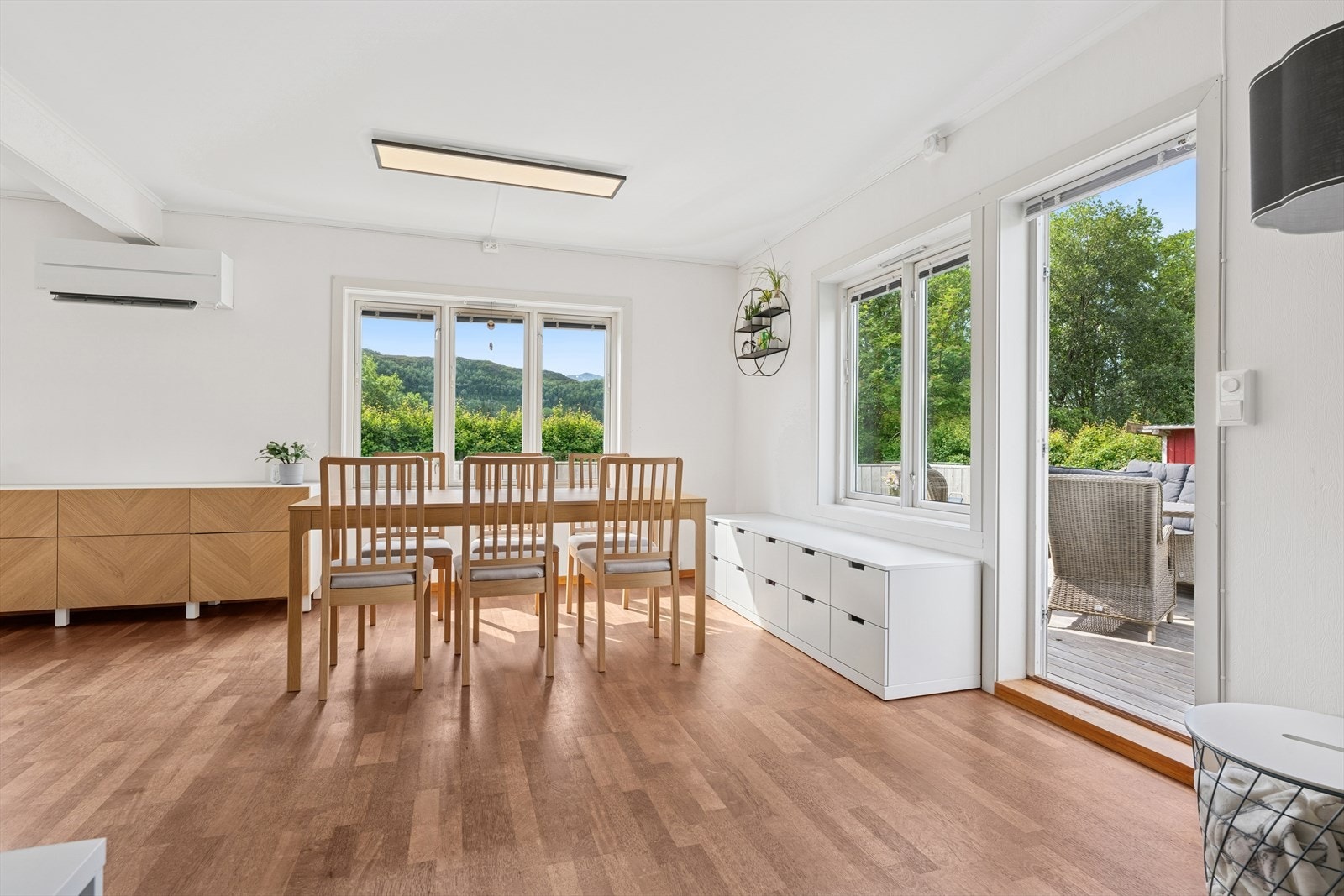 Stuen er utført i lyse farger og har store vindusflater som slipper inn mye naturlig lys og utgang til veranda. Galleribilde